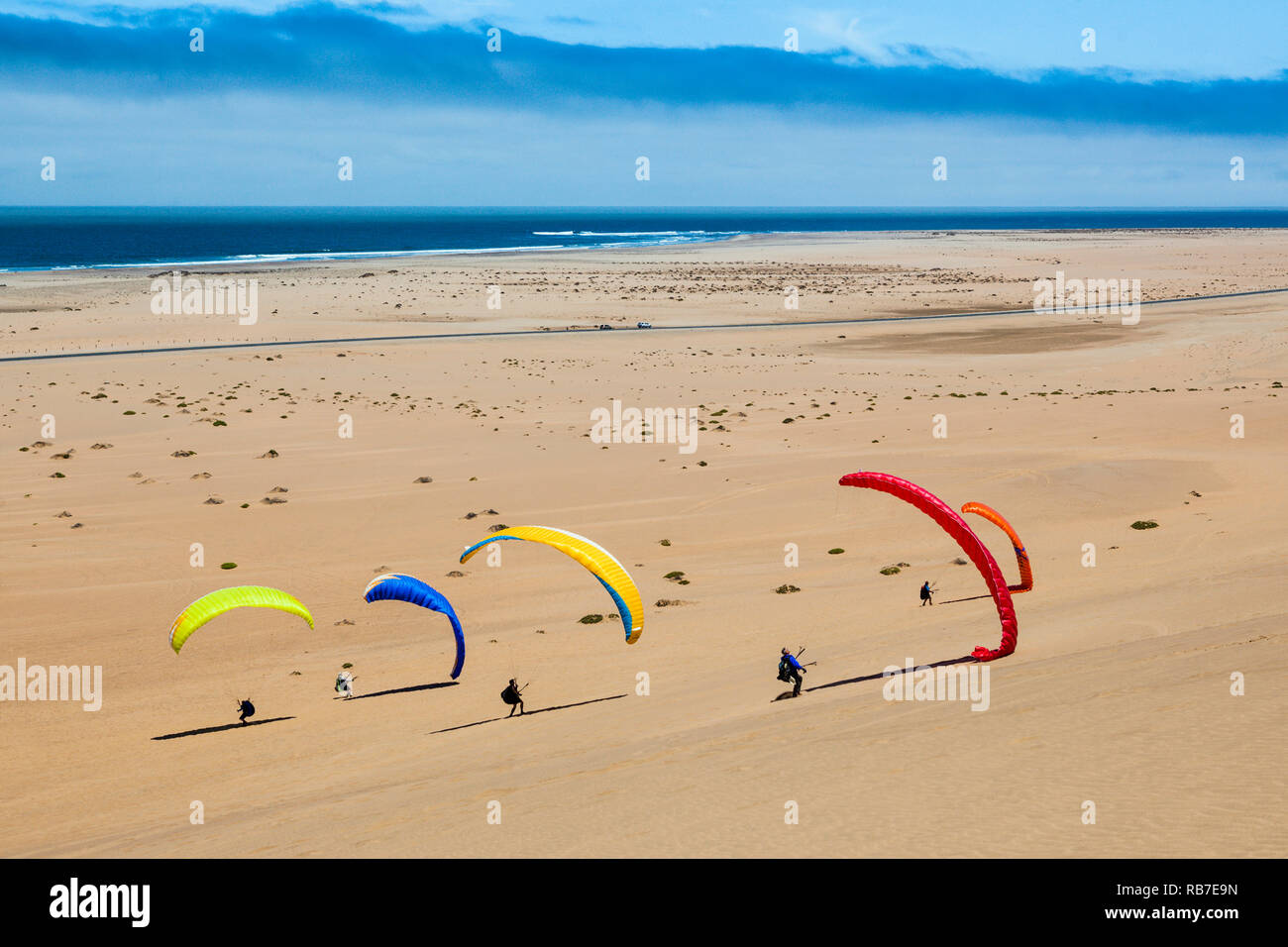 Parachute sur les dunes du désert du Namib, Long Beach, Swakopmund, Namibie Banque D'Images