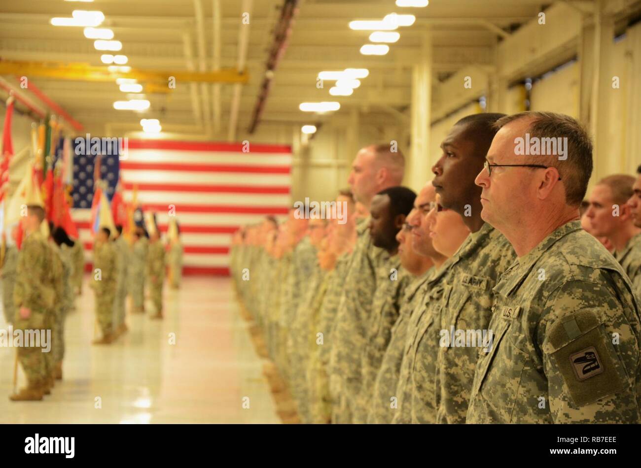 Les soldats de la Garde nationale de l'Armée de Washington du 81e Stryker Brigade Combat Team (SBCT) attendent le moment où ils seront don la 2e Division d'infanterie's 'patch' Indianhead, leur retraite 'Raven' patch qui a été porté pour plus de trois décennies. La 81e SBCT a accueilli une re-correction de programme et la cérémonie de changement de pavillon à l'installation de vol sur Joint Base Lewis-McChord, 3 décembre 2016. (Washington Army National Guard Banque D'Images