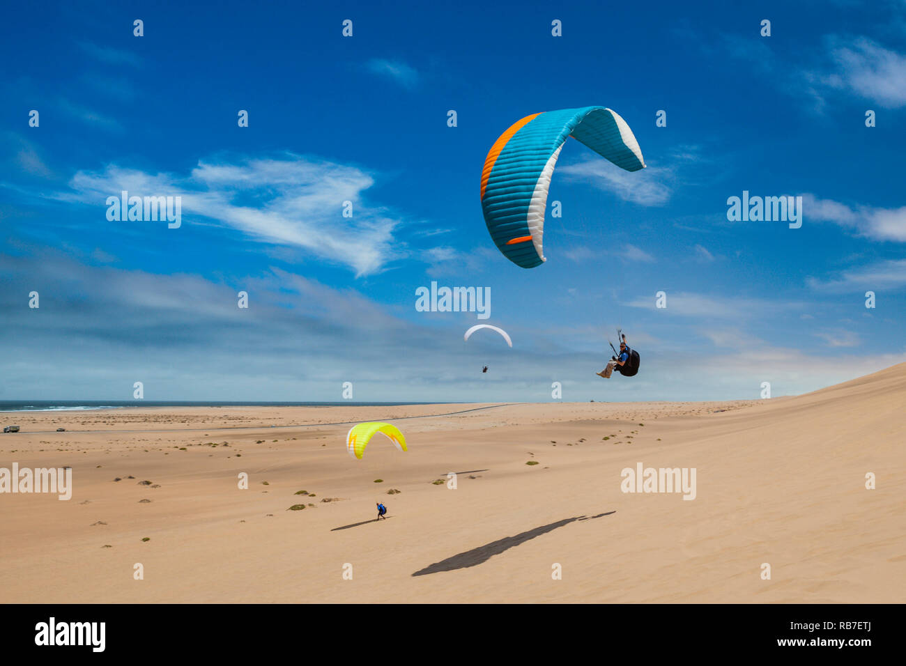 Parachute sur les dunes du désert du Namib, Long Beach, Swakopmund, Namibie Banque D'Images