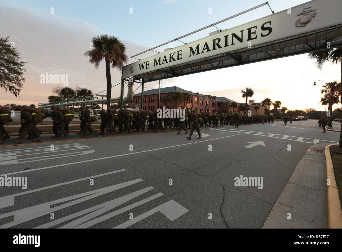 Les recrues du Corps des Marines des États-Unis avec l'entreprise 2 novembre, 4e Bataillon, Régiment d'entraînement des recrues, et la Compagnie India, 3e Bataillon, Régiment d'entraînement des recrues, effectuer une randonnée en le creuset sur Marine Corps Recruter Depot, Parris Island, S.C., le 3 décembre 2016. Le creuset est l'épreuve ultime de tout les recrues ont appris pendant le processus de formation des recrues et le dernier événement avant de devenir des Marines des États-Unis. Banque D'Images