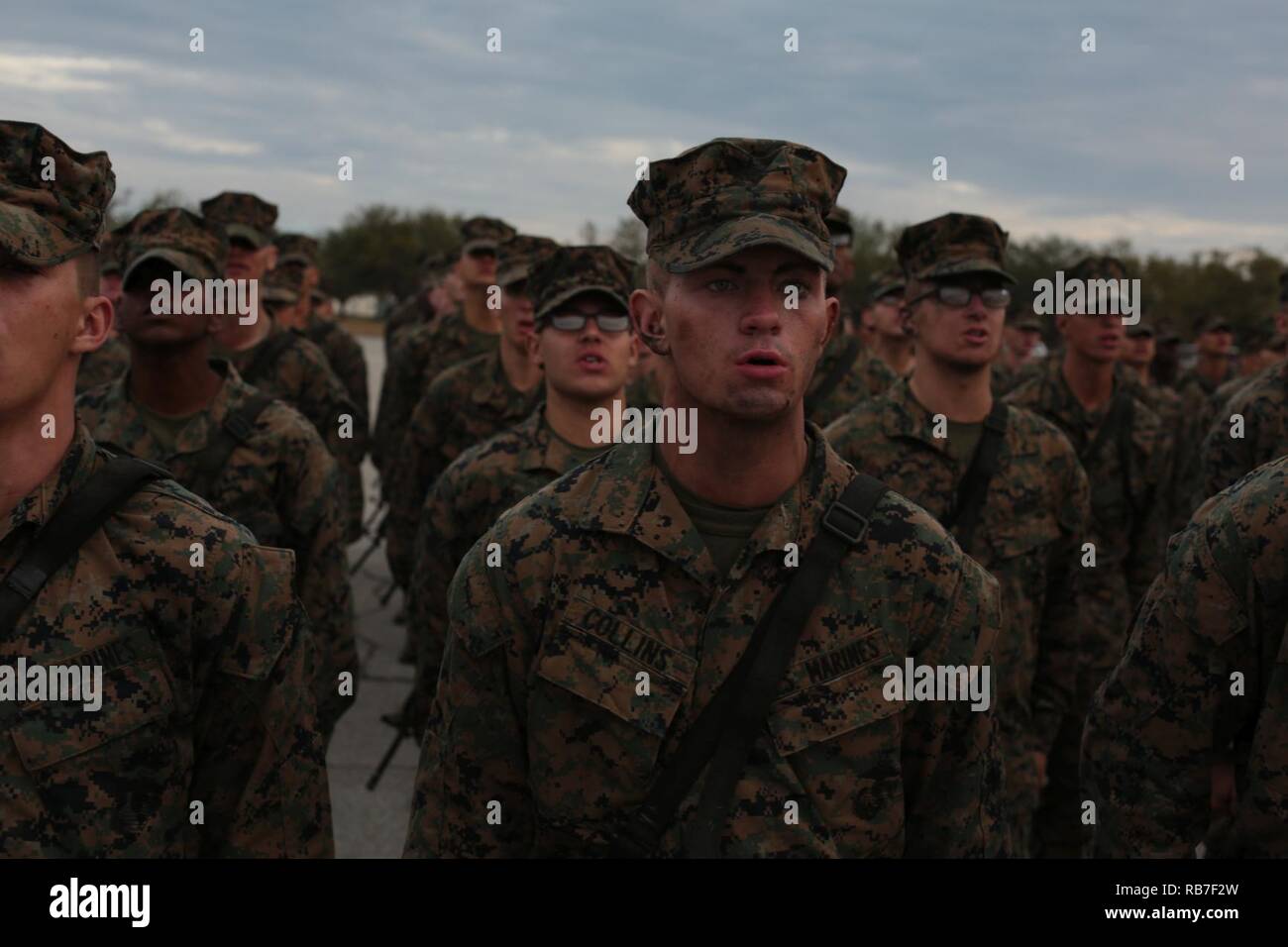 Les recrues du Corps des Marines des États-Unis avec la Compagnie India, 3e Bataillon, Régiment d'entraînement des recrues, chanter l'hymne de la Marine au cours de l'épreuve sur le recrutement du Corps des marines de l'Île Parris, Depot, S.C., le 3 décembre 2016. Le creuset est l'épreuve ultime de tout les recrues ont appris pendant le processus de formation des recrues et le dernier événement avant de devenir des Marines des États-Unis. Banque D'Images