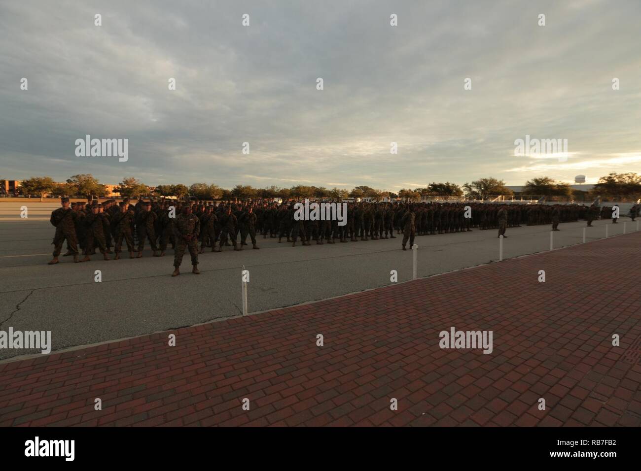 Les recrues du Corps des Marines des États-Unis avec l'entreprise 2 novembre, 4e Bataillon, Régiment d'entraînement des recrues, et la Compagnie India, 3e Bataillon, Régiment d'entraînement des recrues, stand en formation pendant le creuset sur Marine Corps Recruter Depot, Parris Island, S.C., le 3 décembre 2016. Le creuset est l'épreuve ultime de tout les recrues ont appris pendant le processus de formation des recrues et le dernier événement avant de devenir des Marines des États-Unis. Banque D'Images