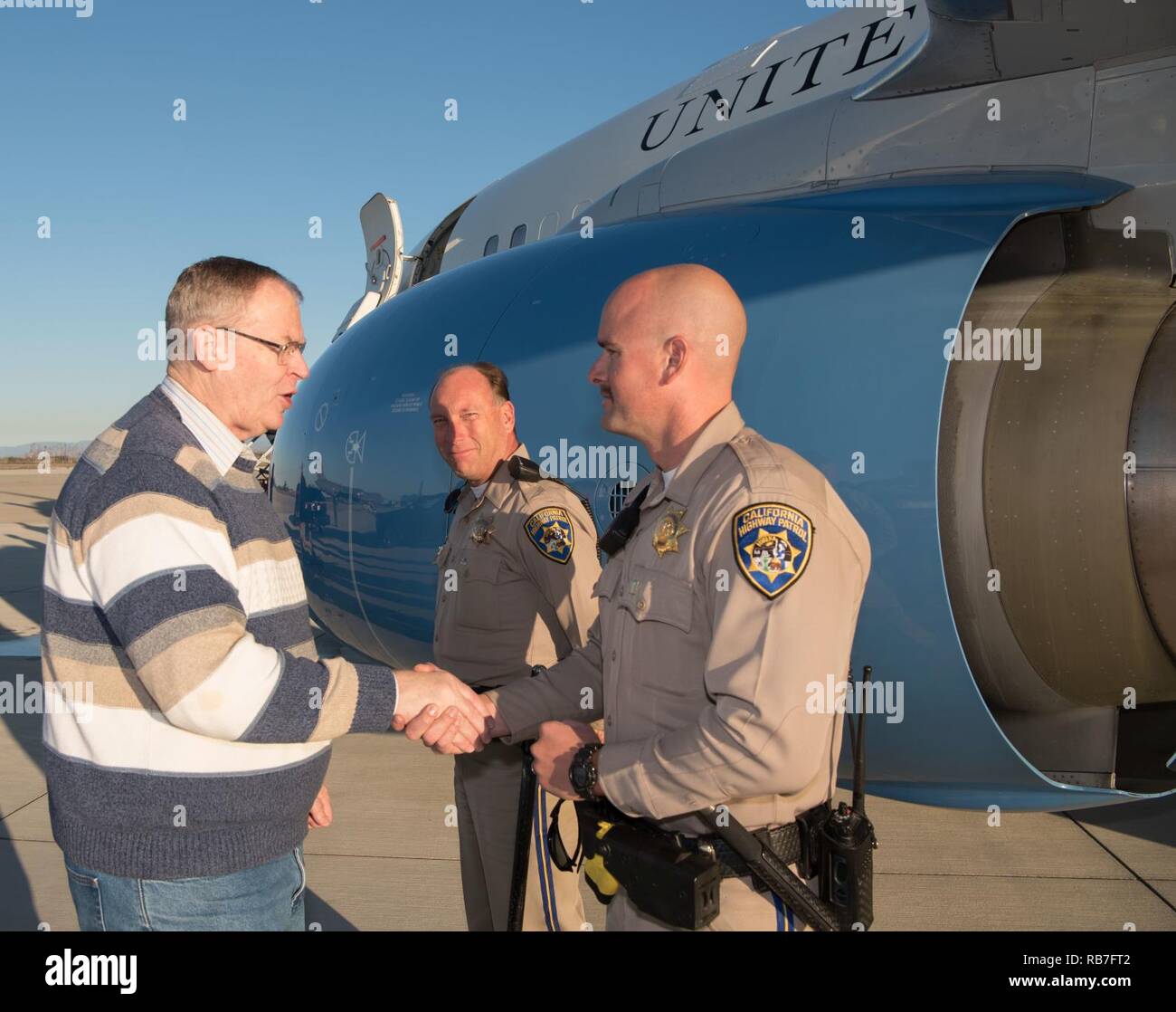 Secrétaire adjoint de la Défense, Bob travail serre la main d'un California Highway Patrolman avant de monter à bord d'un avion à Point Mugu Naval Air Station, comté de Ventura, Californie, revenant à Joint Base Andrews (MD) pour mettre fin à un voyage de trois jours à l'Arizona et de la Californie, le 4 décembre 2016. Banque D'Images