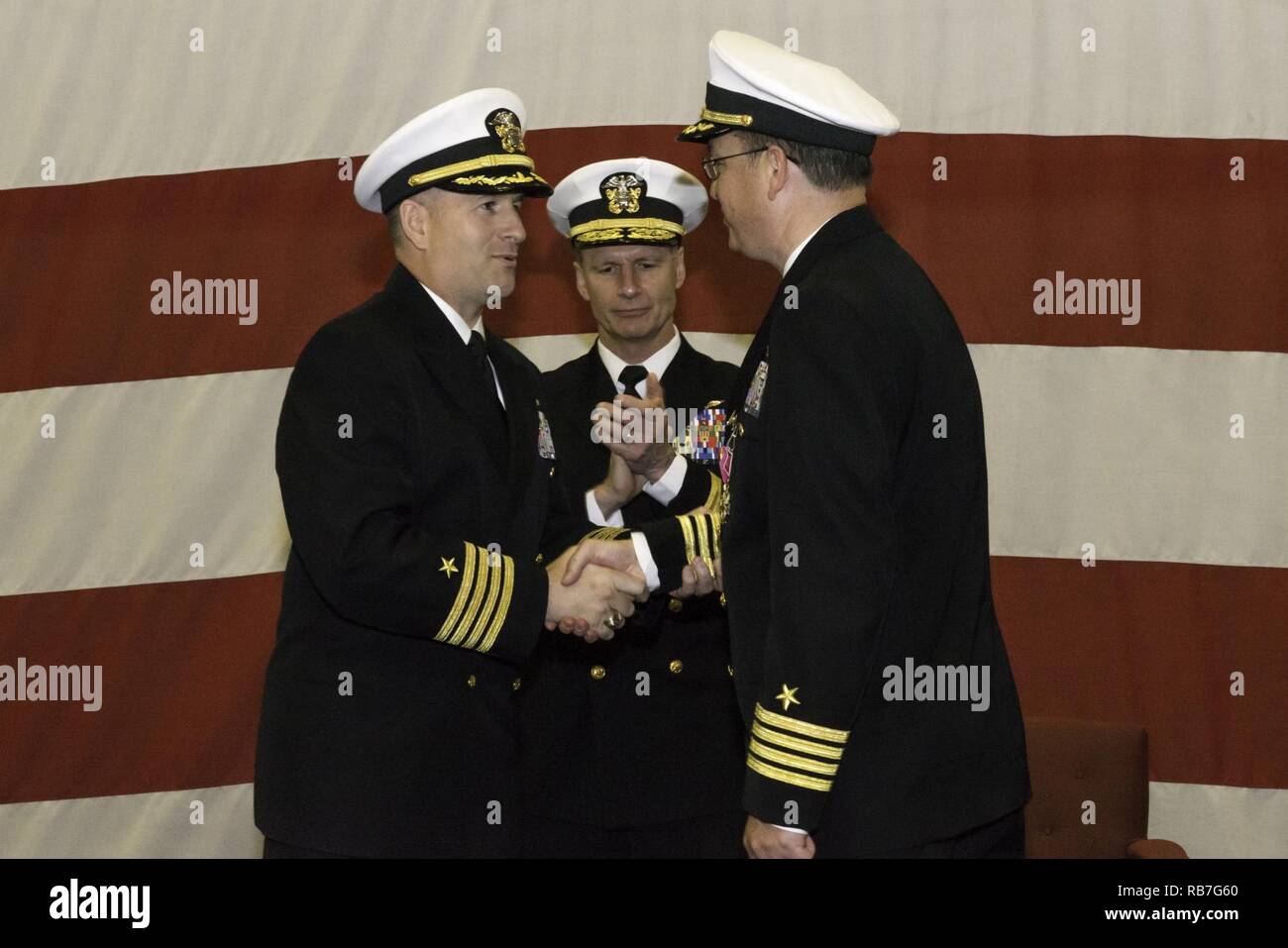 FORTH WORTH, Texas (déc. 4, 2016) Le capitaine Theodore LeClair, nouveau commandant de la réserve de la marine, 7ème Flotte américaine (NR C7F), félicite le commandant sortant au cours de la NR C7F commande change cérémonie le Joint Reserve Base Fort Worth. Banque D'Images