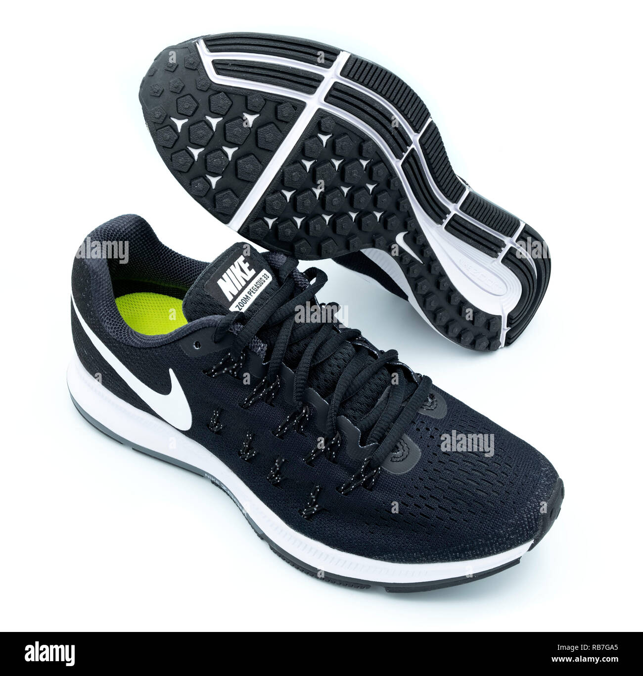 Noir paire de chaussures de course Nike Pegasus 33 découper isolé sur fond  blanc Photo Stock - Alamy