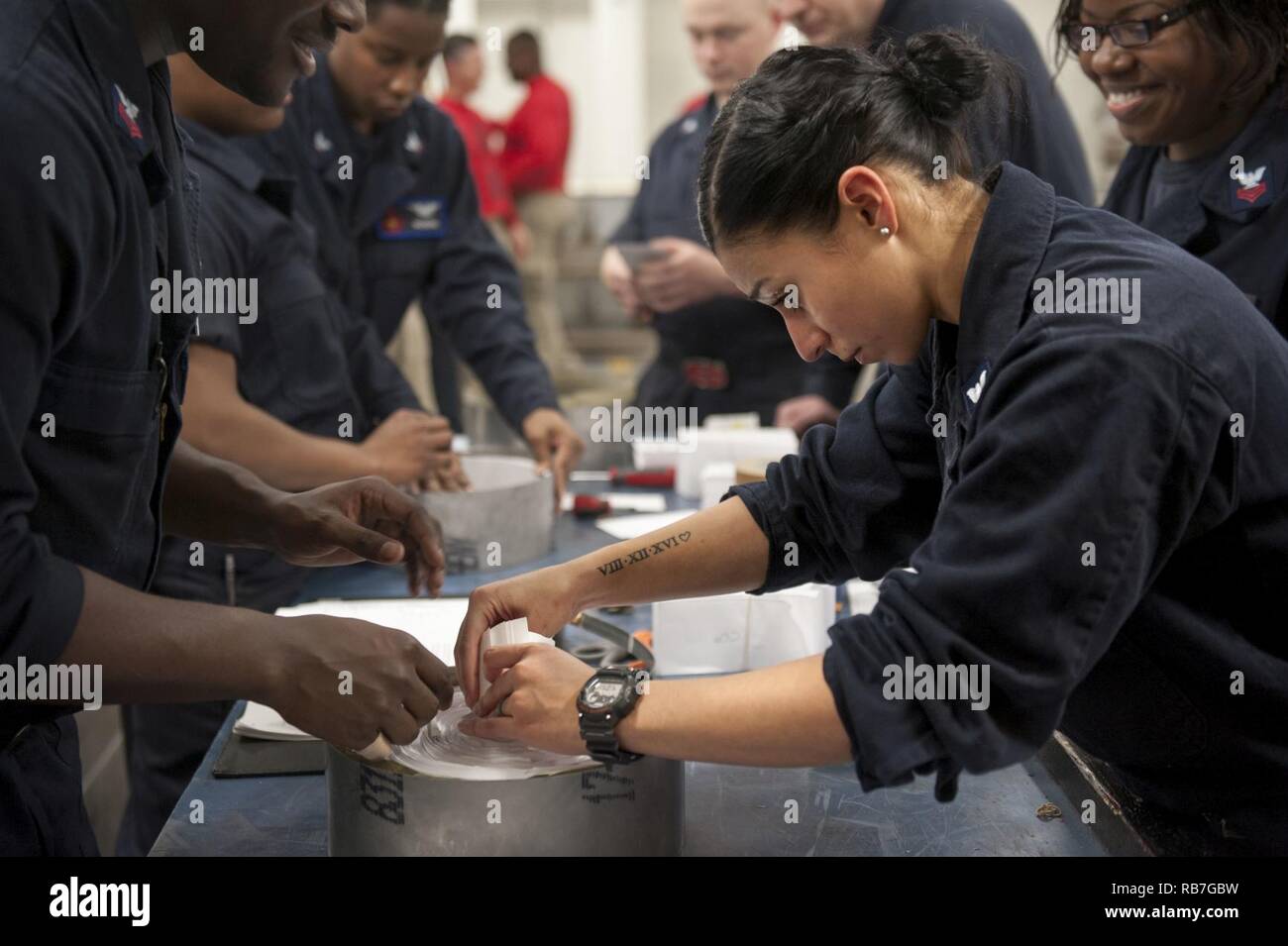 Océan Atlantique (31 déc. 3, 2016) Maître de 2e classe Nicole Rodriguez charge une bouteille avec des tracts pour une charge utile de l'unité de livraison de cinq (5) PDU notice bombe à bord du porte-avions USS George H. W. Bush (CVN 77). Bush est en cours la réalisation de l'unité de formation Composite (Exercice COMPTUEX) avec la George H. W. Groupe aéronaval du Bush en préparation pour un prochain déploiement. Banque D'Images