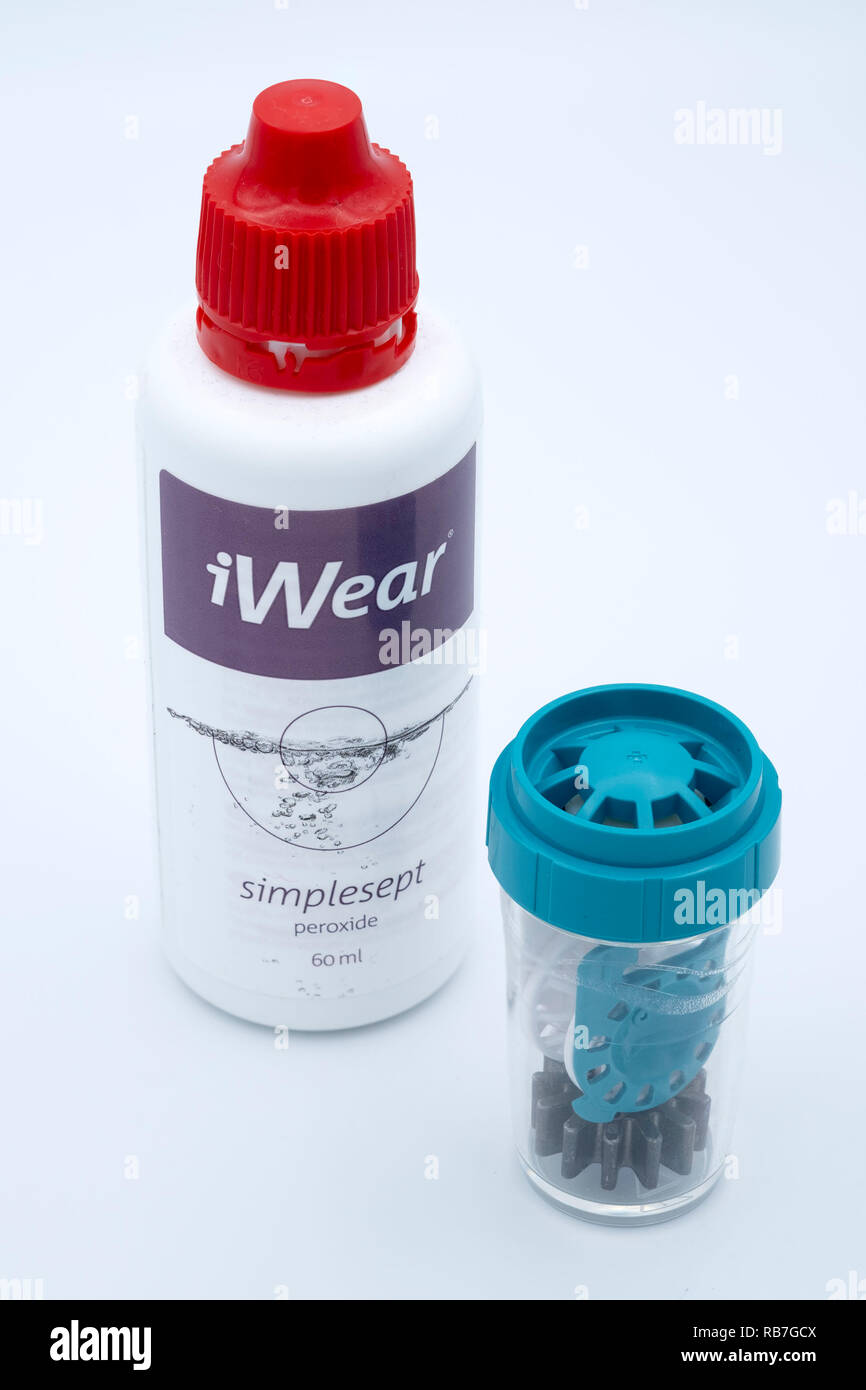 Close up of iWear lentilles de contact base de peroxyde solution nettoyage  coupé isolé sur fond blanc Photo Stock - Alamy