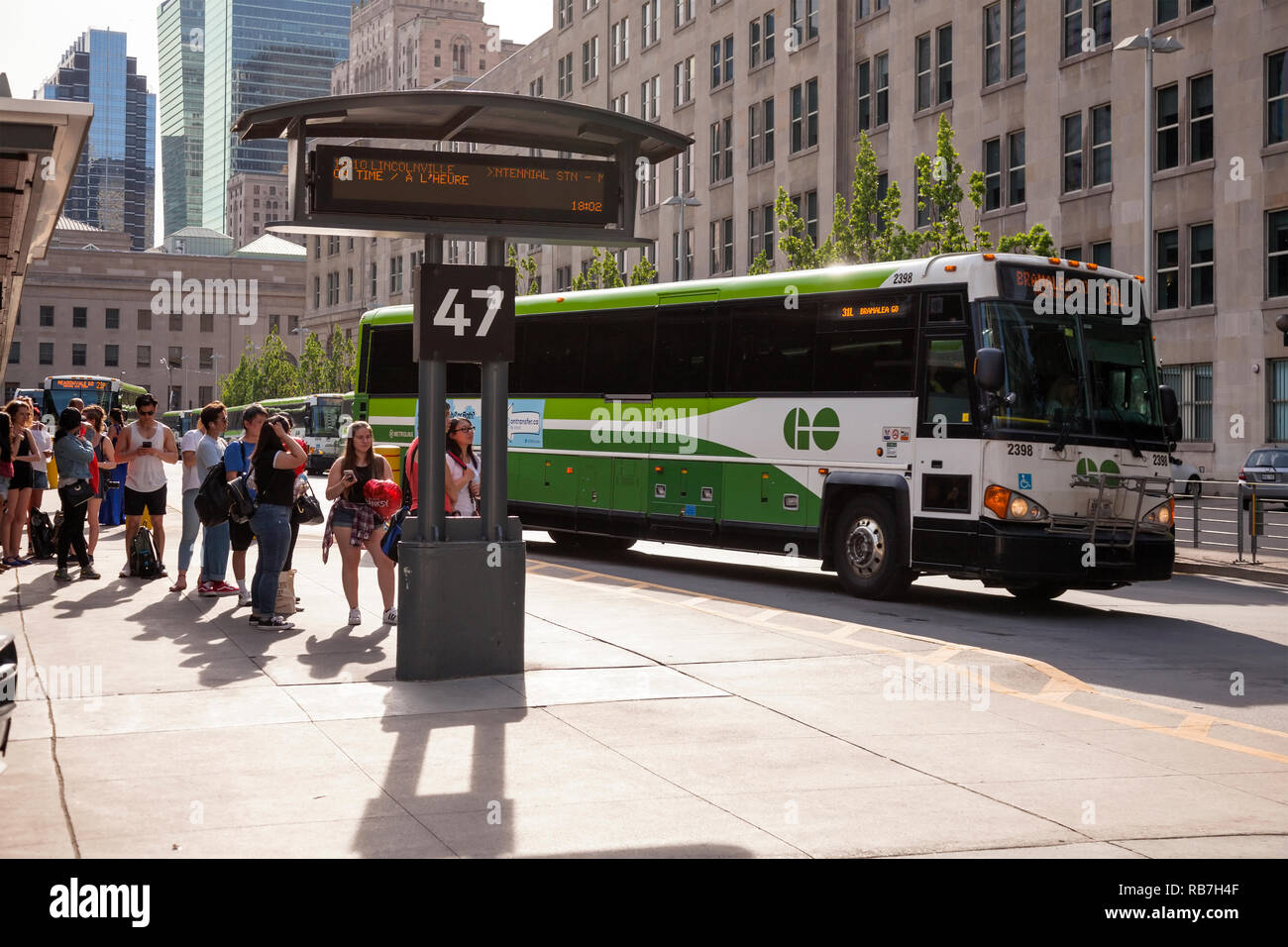 Les autobus GO à la gare Union Terminal de bus. Ville de Toronto, Ontario, Canada. Banque D'Images