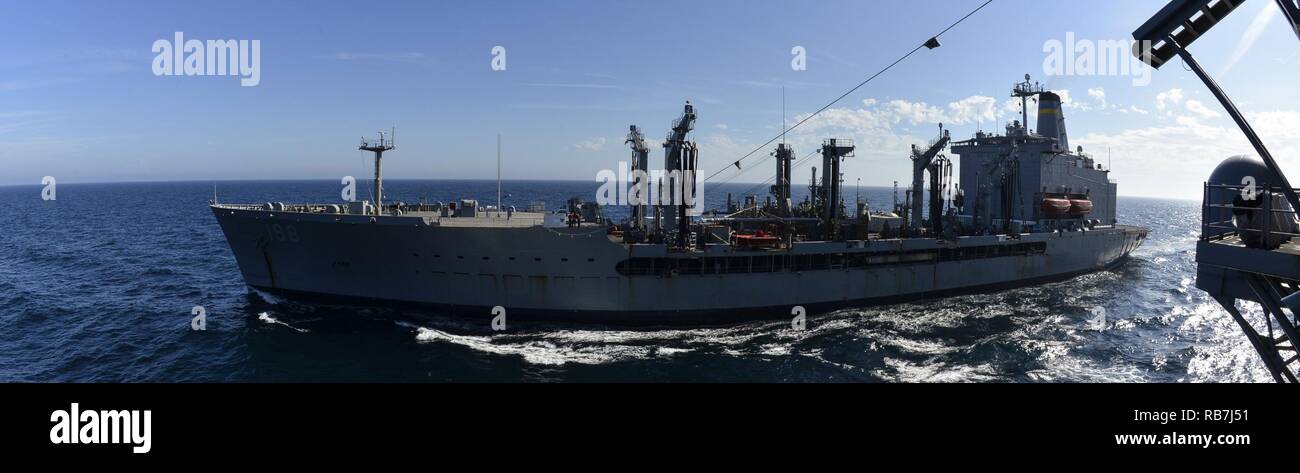 MAYPORT, Floride (31 déc. 5, 2016) - Navire d'assaut amphibie USS Iwo Jima (DG 7) mène la flotte de ravitaillement en mer avec l'USNS lubrificateur reconstitution Big Horn (T-AO-198). Iwo Jima est en cours, la poursuite de la mobilité - Ingénierie (MOB-E) et la mobilité (marin-MOB-S) certifications dans le cadre de l'instruction préalable au déploiement du processus de qualification. Banque D'Images