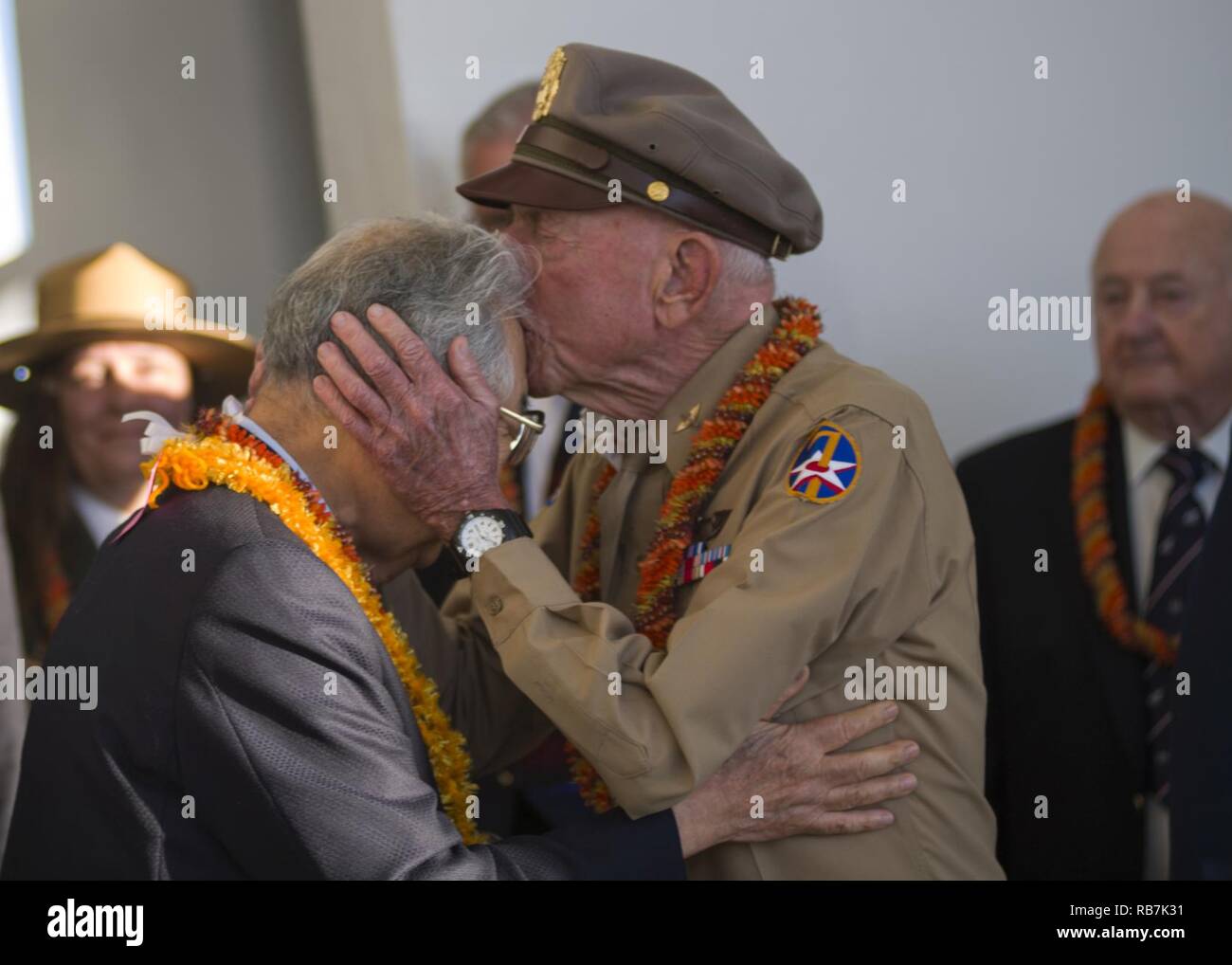 PEARL HARBOR (déc. 6, 2016) Jerry Yellin, ancien capitaine et WWII Army Air Force P-51 pilot embrasse le Dr Hiroya Sugano M.D, directeur général de l'chasseur Zero admirateurs Club durant la 6e édition annuelle de cantine noirci cérémonie à l'USS Arizona Memorial au cours de la 75e Commémoration de l'attaque sur Pearl Harbor. La cantine noirci est une relique d'un raid aérien plus Shizauoka, au Japon en 1945, et est utilisé pour verser le whisky bourbon comme une offrande aux morts dans les eaux sacrées de Pearl Harbor. Le 7 décembre 2016 marque le 75e anniversaire de l'attaque sur Pearl Harbor et d'Oahu. Depuis le 7 Déc., 19 Banque D'Images