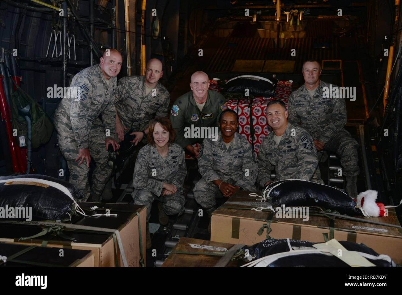 La direction de l'US Air Force sont en route pour offrir des packs de Noël à bord d'un C-130 Hercules pour les gens des 54 îles micronésiennes pour Noël Opération Goutte à Andersen Air Force Base, Guam, le 6 décembre 2016. De gauche à droite : le chef de la commande Master Sgt. Christopher Yevchak, chef Master Sgt. Timothy Davidson et le Colonel Kenneth Moss, 374e Airlift Wing Commander, Yokota Air Base, le Japon, le Colonel Vikki Ellison, commandant, 715e groupe d'opérations de mobilité aérienne, Joint Base Elemendorf-Richardson, Alaska, Maître-chef du Commandement de la Sgt. Shelina Frey, de l'Air Mobility Command, Scott Air Force Base, dans l'Illinois, et le chef de la commande Banque D'Images