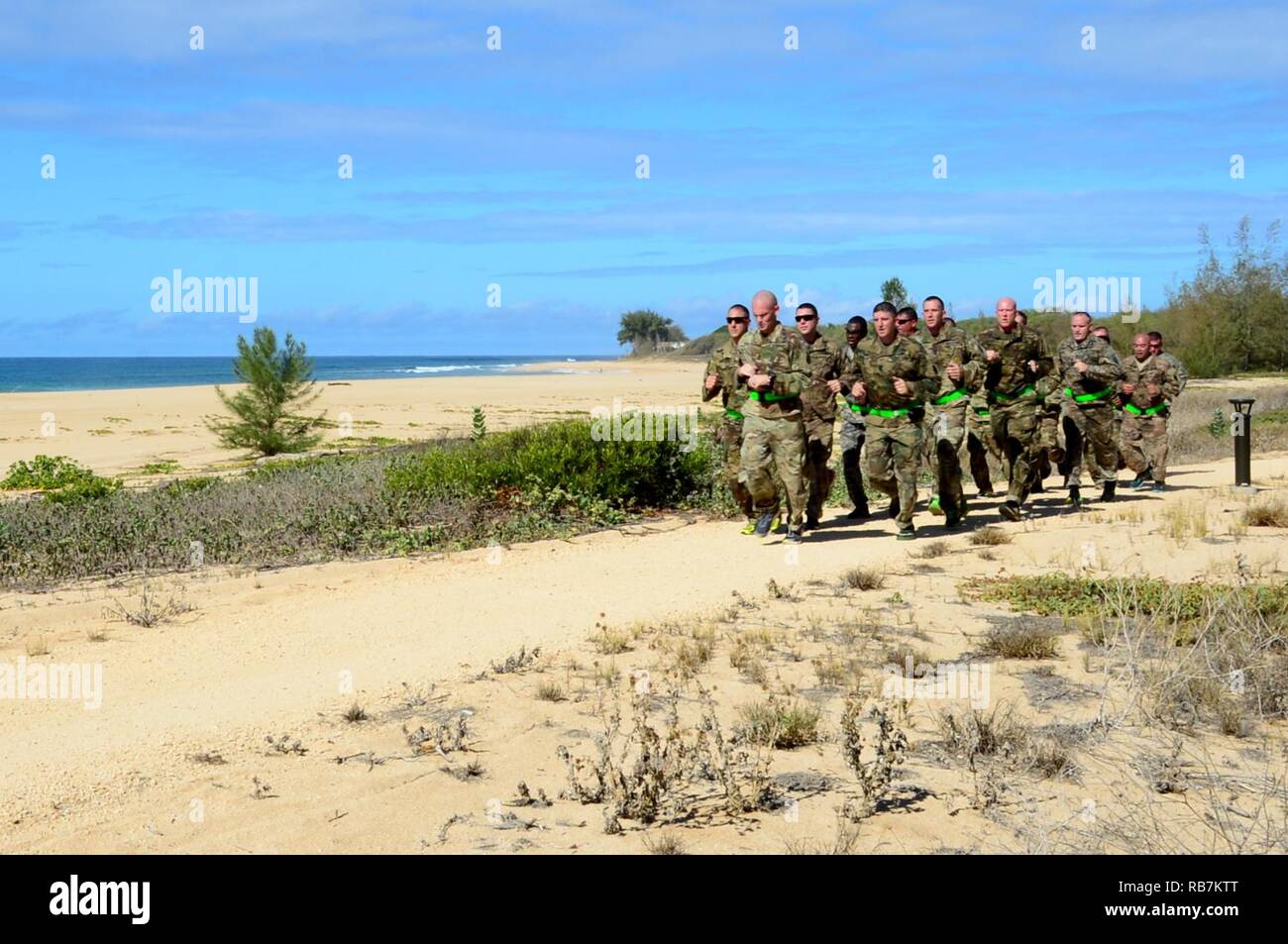 Hawaii Barking Sands, (6 décembre 2016) - 2e Brigade d'infanterie de l'Armée de terre, l'équipe de combat de la 25e Division d'Infanterie Brigade "guerrier" mènent leurs sous-officier supérieur et exercice d'entraînement physique à Pacific Missile Range Facility (PMRF) Hawaii Barking Sands, dans le cadre de leur activité de consolidation d'équipe. Banque D'Images