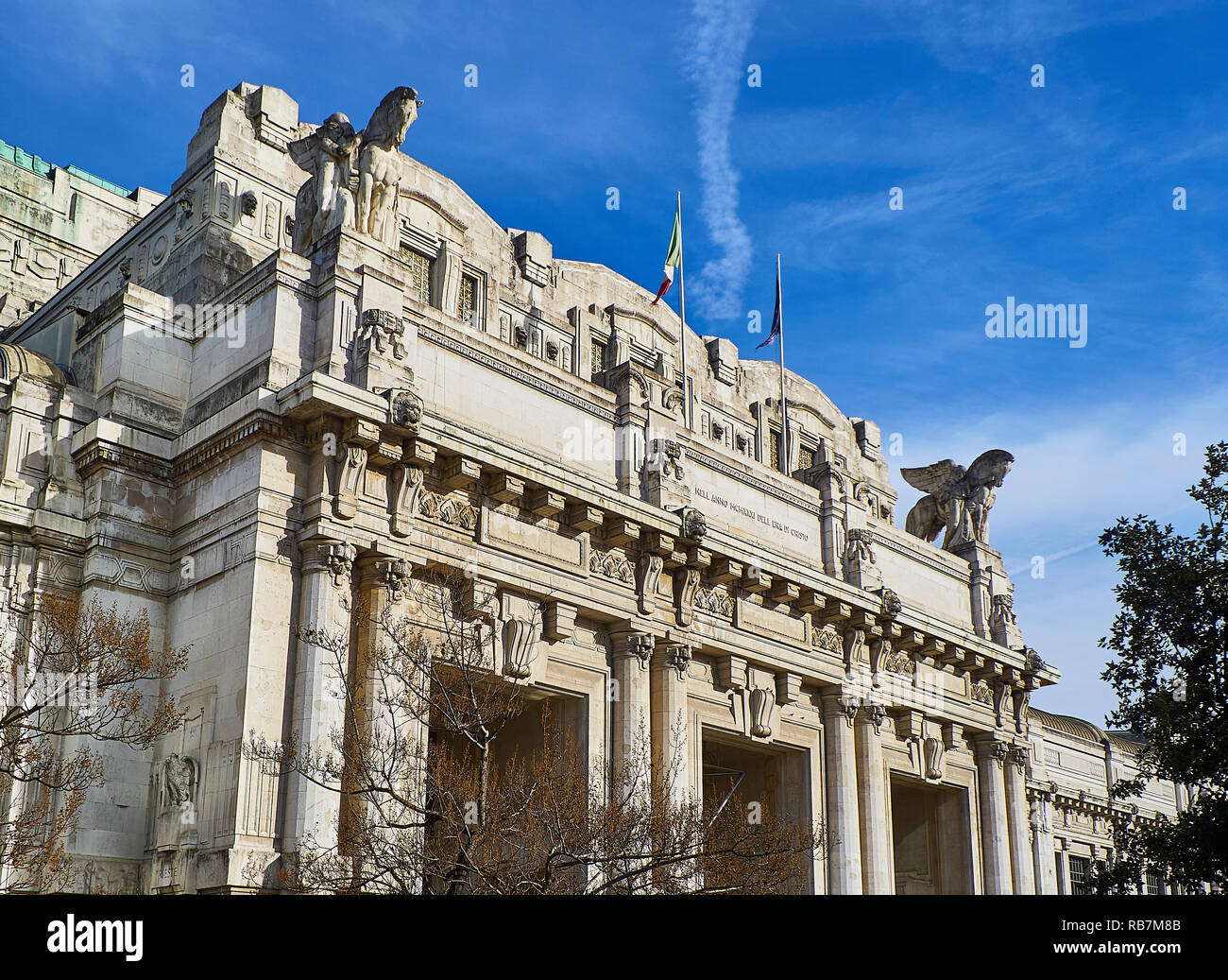 Portique d'entrée principale de la gare centrale de Milan sur la Piazza Duca d'Aosta. Milan, Lombardie, Italie. Banque D'Images
