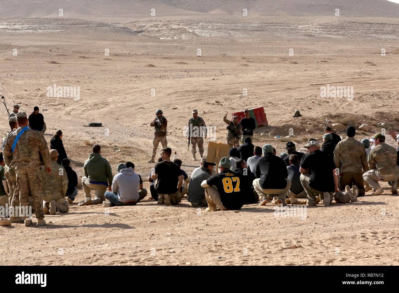 Les Forces armées arabes Jordanie - Des soldats de l'Armée à partir de la 9e Bataillon, 2e Prince Mohammed Al Hashemi Brigade, arrêter un groupe de réfugiés qui tentent de traverser la frontière au cours d'un exercice de préparation de la mission du 6 décembre en Jordanie. Le point culminant événement qui comprend des soldats de l'armée américaine, du 1er bataillon du 110e Régiment d'infanterie, de 36 heures a été un exercice de préparation de mission où les unités utilisées leurs nouvelles compétences raffiné pour sécuriser leurs frontières, de formation bâtiments clairs, vous pouvez et sécuriser les réfugiés, et mener la vie de base. La formation conjointe a été utilisé pour créer la stabilité dans la région, un fort intérêt Banque D'Images