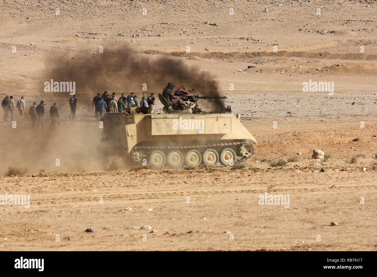 Les Forces armées arabes Jordanie - Des soldats de l'Armée à partir de la 9e Bataillon, 2e Prince Mohammed Al Hashemi, Brigade de route après avoir été appelé pour que la force de réaction rapide au cours d'un exercice de préparation de la mission du 6 décembre en Jordanie. Le point culminant événement qui comprend des soldats de l'armée américaine, du 1er bataillon du 110e Régiment d'infanterie, de 36 heures a été un exercice de préparation de mission où les unités utilisées leurs nouvelles compétences raffiné pour sécuriser leurs frontières, de formation bâtiments clairs, vous pouvez et sécuriser les réfugiés, et mener la vie de base. La formation conjointe a été utilisé pour créer la stabilité dans la région, une forte Banque D'Images