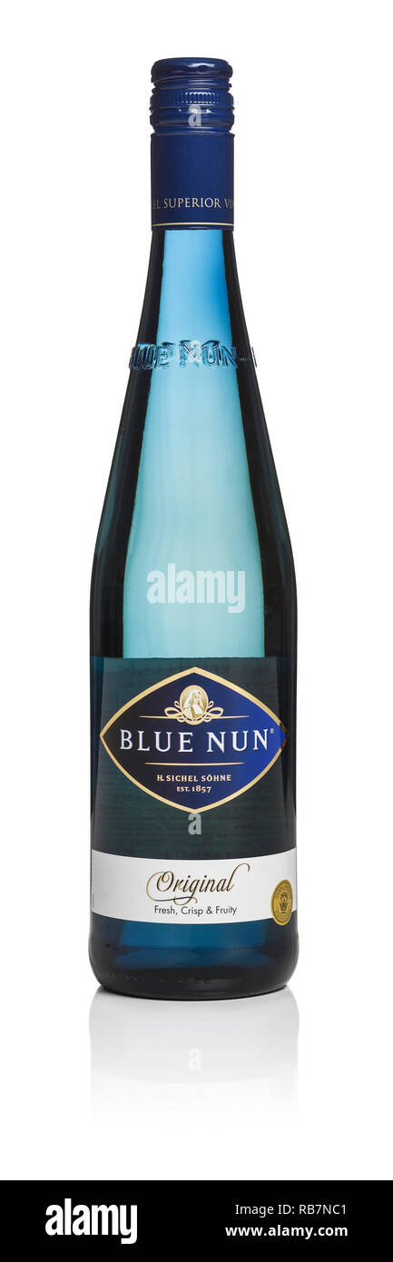 Un flacon moderne de Blue Nun vin blanc dans une bouteille de verre bleu Banque D'Images