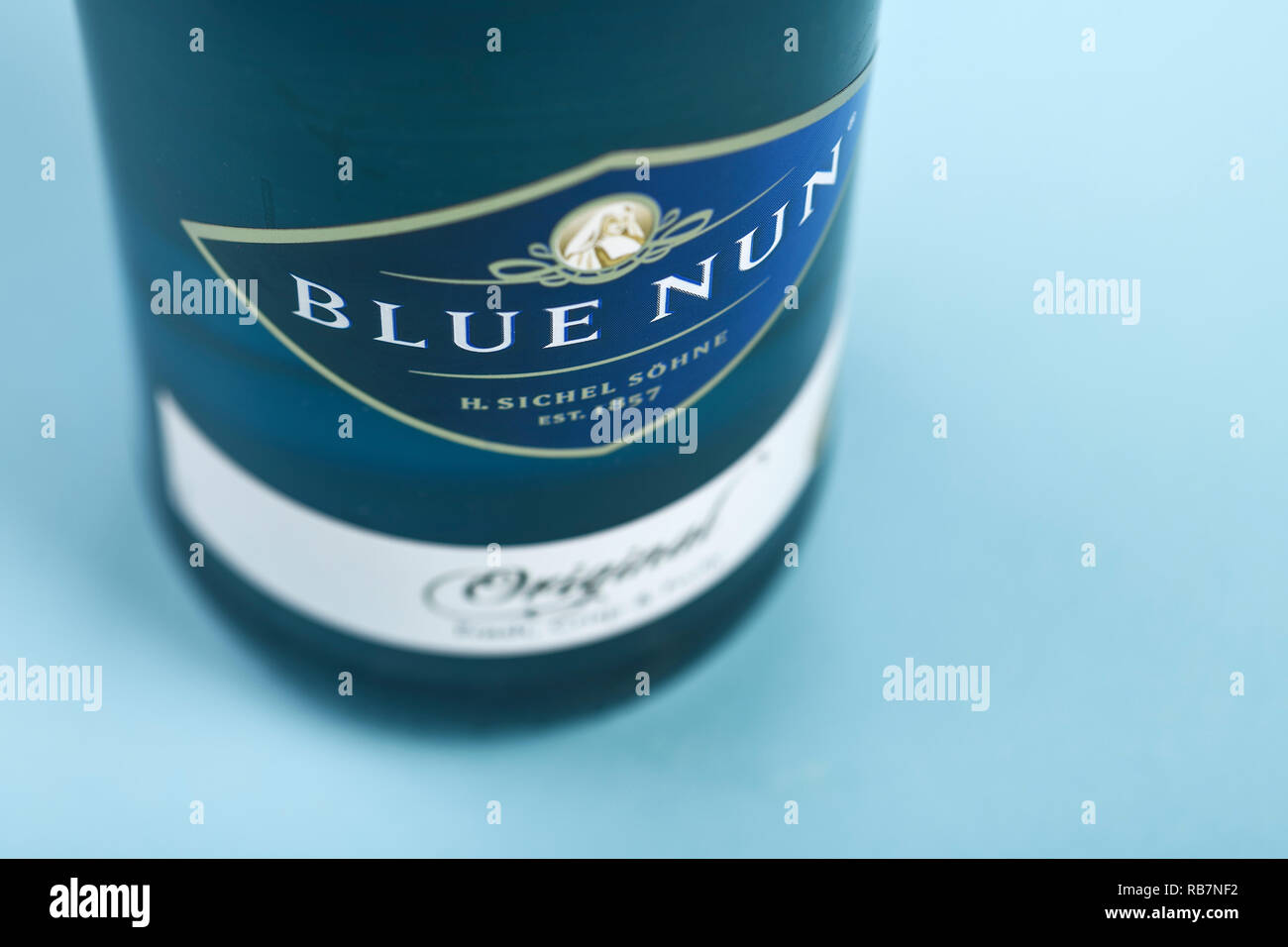 Près de l'étiquette d'une bouteille de moderne Blue Nun vin blanc dans une bouteille de verre bleu Banque D'Images