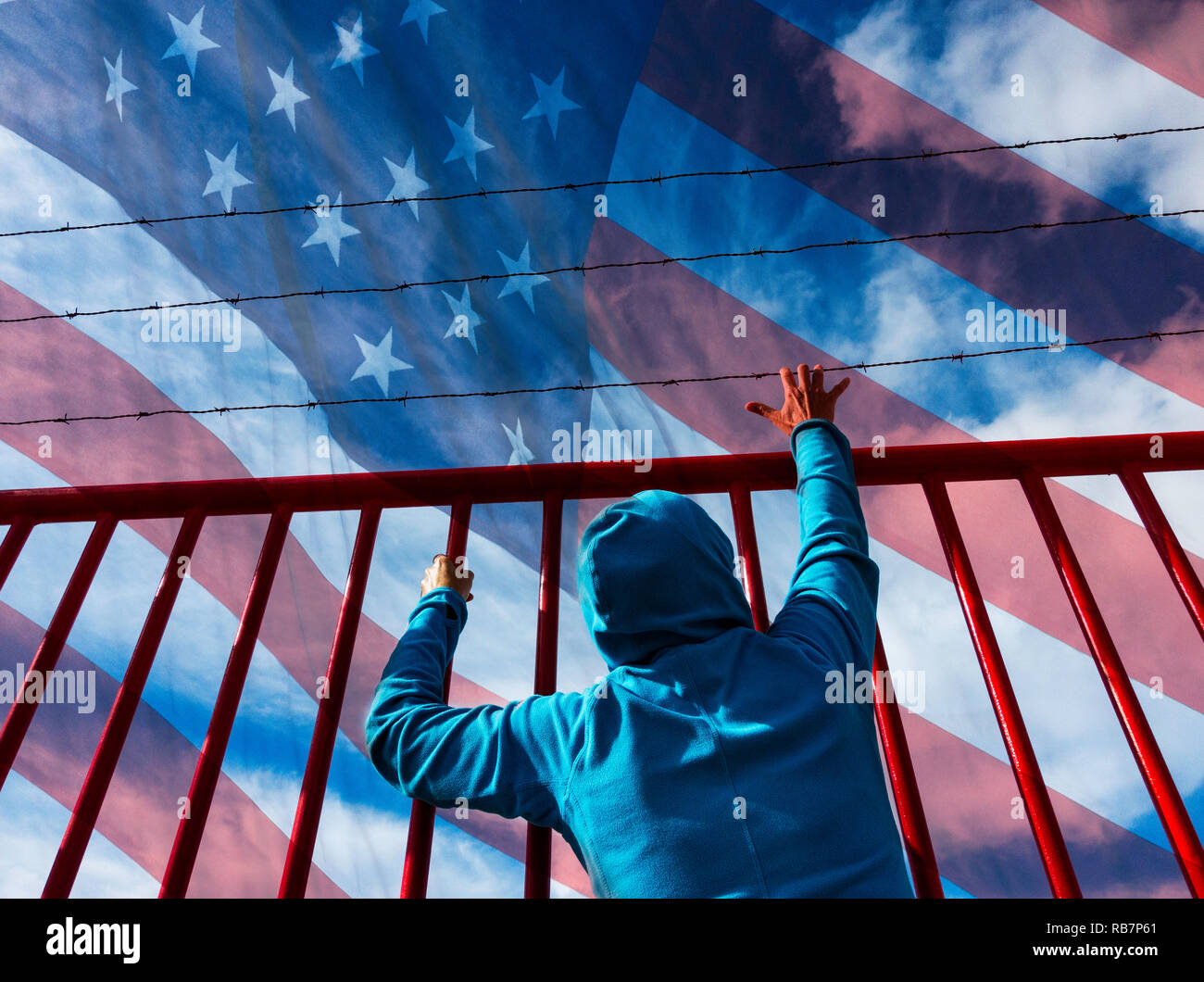 Femme derrière clôture surmontés de barbelés avec des stars and stripes flag mélangé en arrière-plan. Frontière mexicaine...notion de droit Banque D'Images