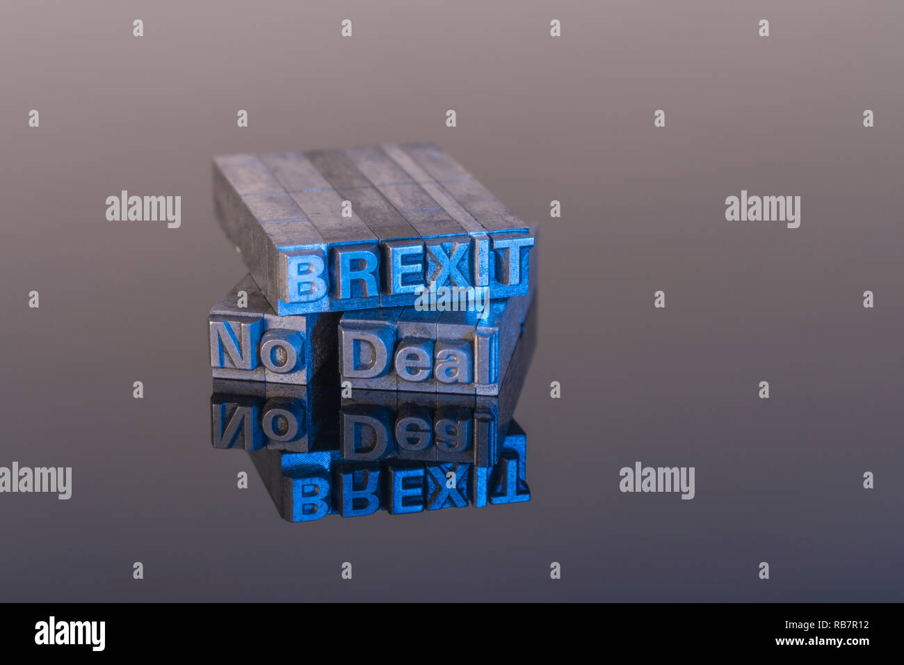 « No Deal » Brexit écrit dans la police de caractères de l'imprimante sur une surface noire réfléchissante. Métaphore fin de partie du Brexit au Royaume-Uni et scénario de non-accord du Brexit. Voir Remarques Banque D'Images