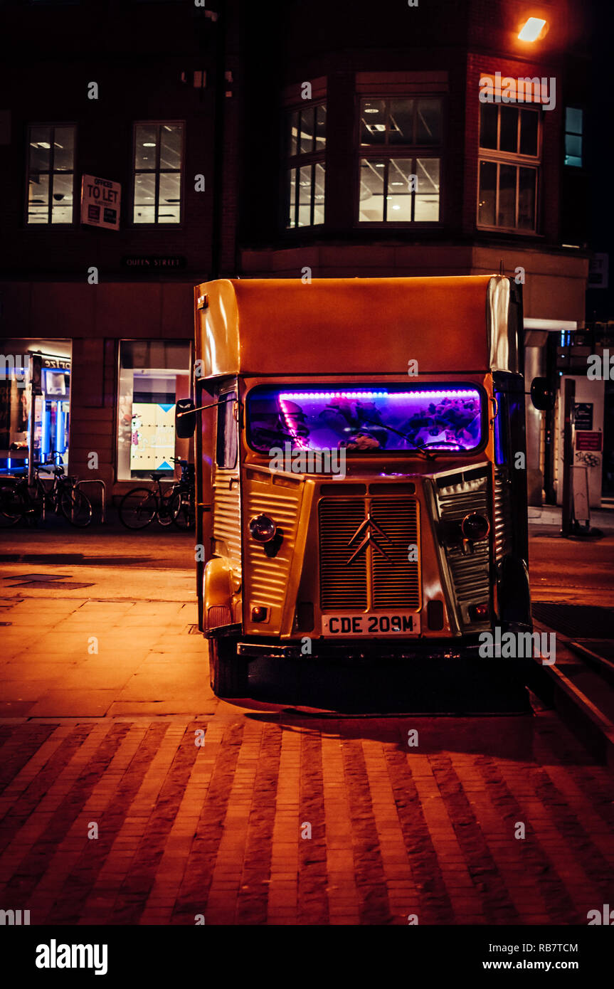 Un Kebab van à Oxford, Angleterre prêt à vendre les parieurs street food à la nuit. Banque D'Images