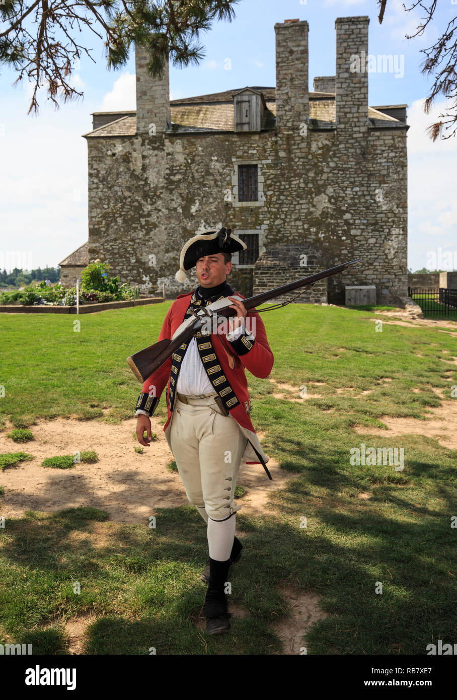 18 ème siècle soldat britannique reenactor démontrant les étapes de chargement et de tir pour un mousquet au fort Niagara State Park à New York Banque D'Images