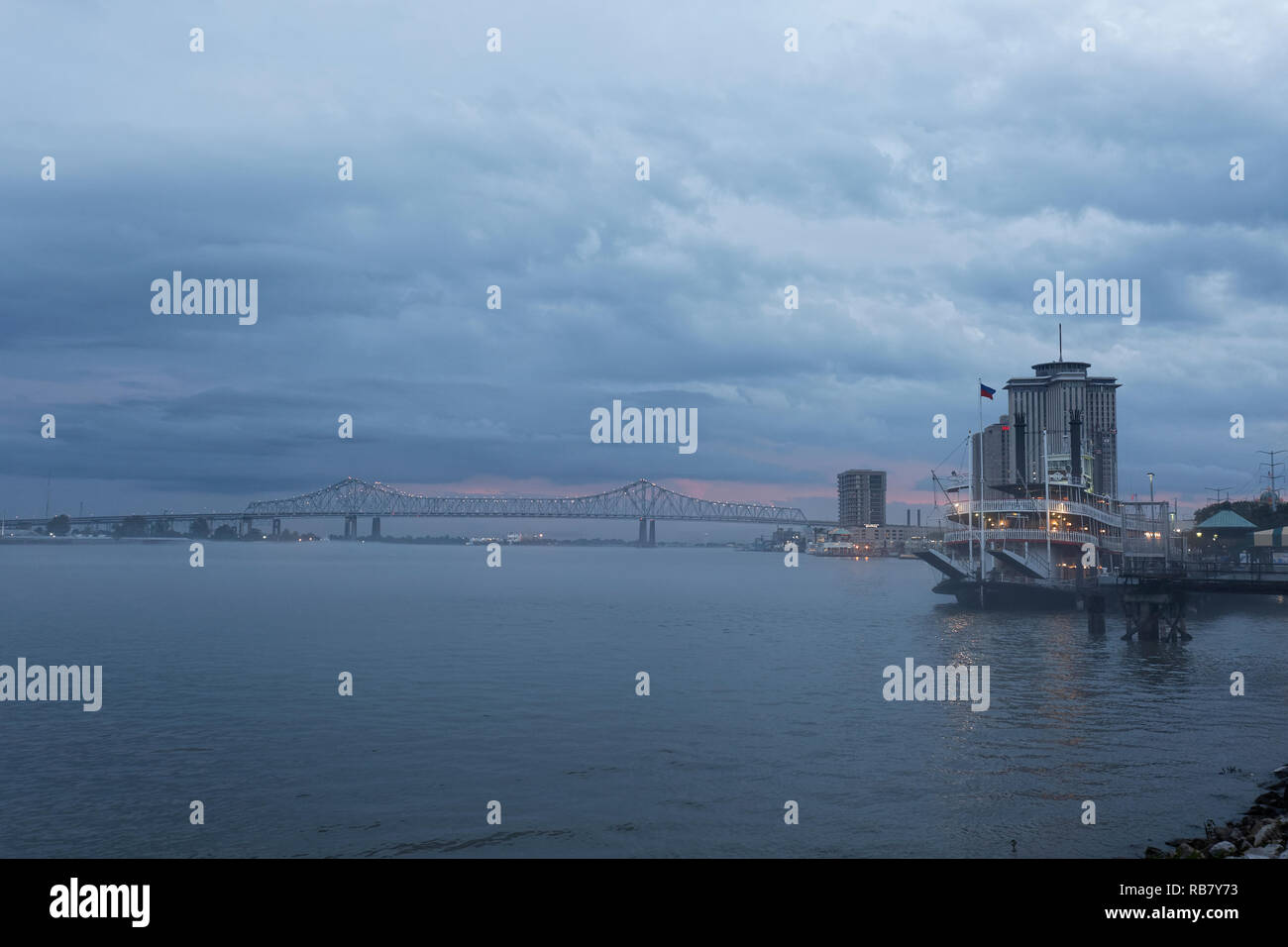 Le Crescent City Connection Pont sur le fleuve Mississippi à la Nouvelle Orléans, Louisiane, avec des navires à quai sur la droite. Banque D'Images