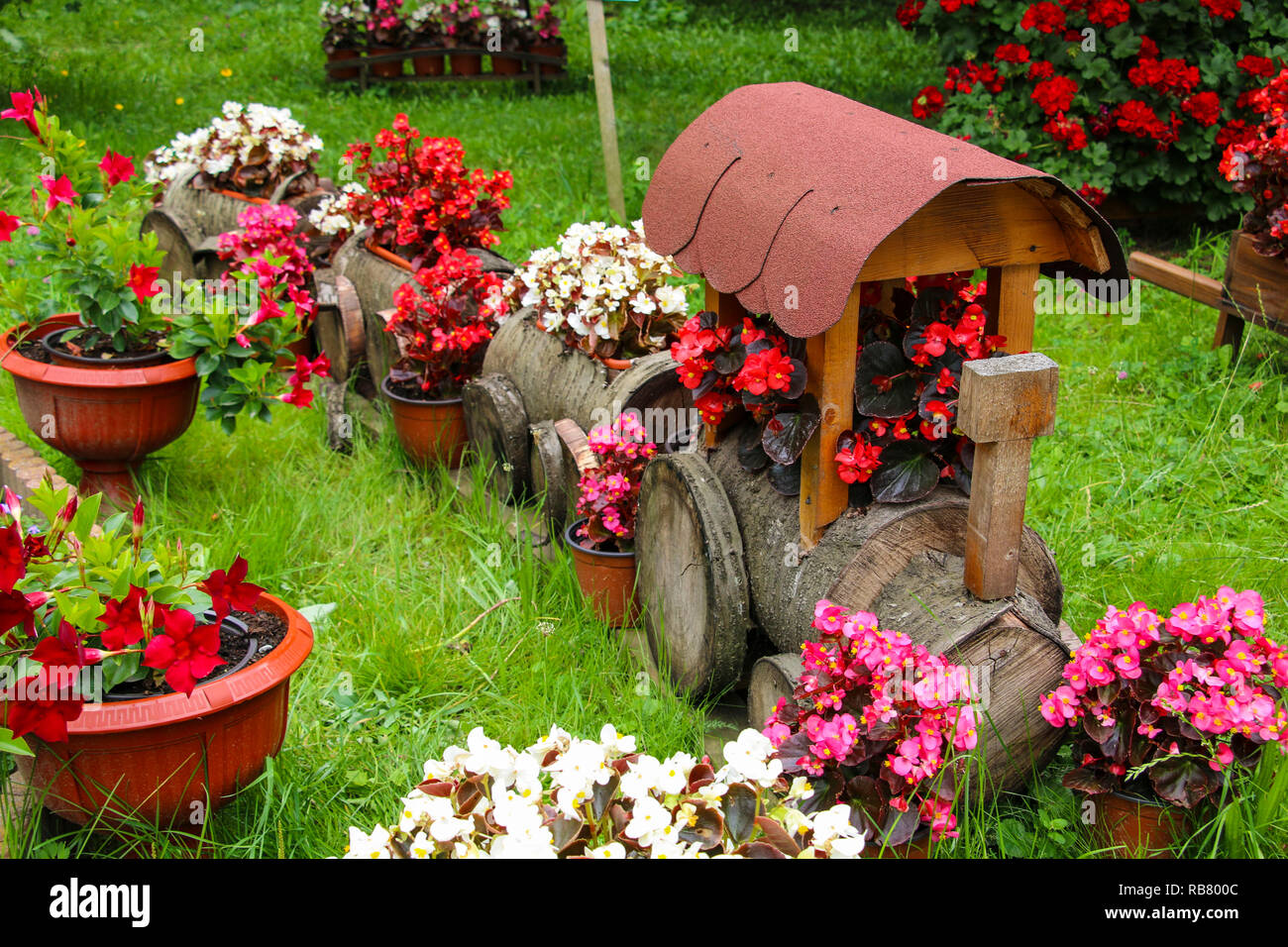 Jardinage de fleur paysage arrière-plan. Train wagon en bois et des boîtes à fleurs d'été Banque D'Images