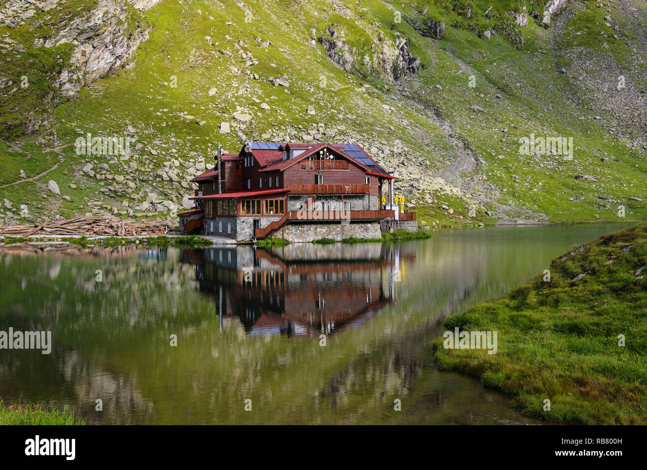 Vue de Balea Lake cottage près de la route Transfagarasan dans les Carpates, la Roumanie, l'Europe de l'Est. Banque D'Images
