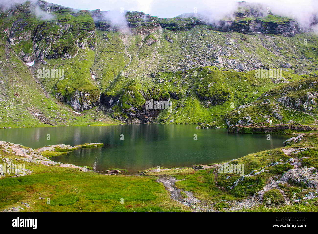 Balea lac près de la route Transfagarasan dans les Carpates, la Roumanie, l'Europe de l'Est. Banque D'Images