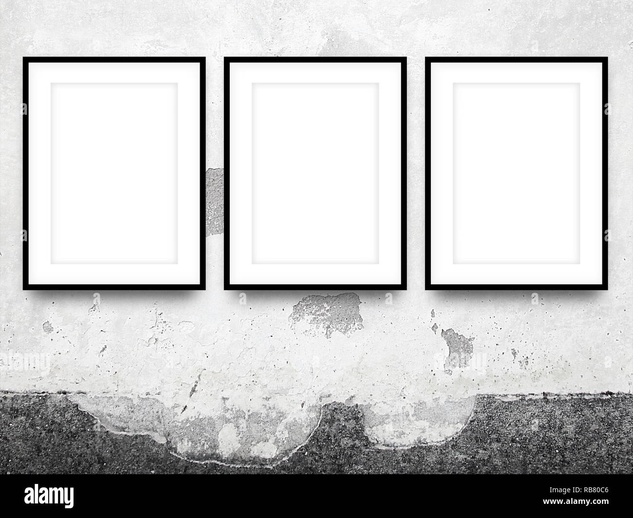 Trois cadres photo noir blanc sur fond de mur de béton concassé Banque D'Images