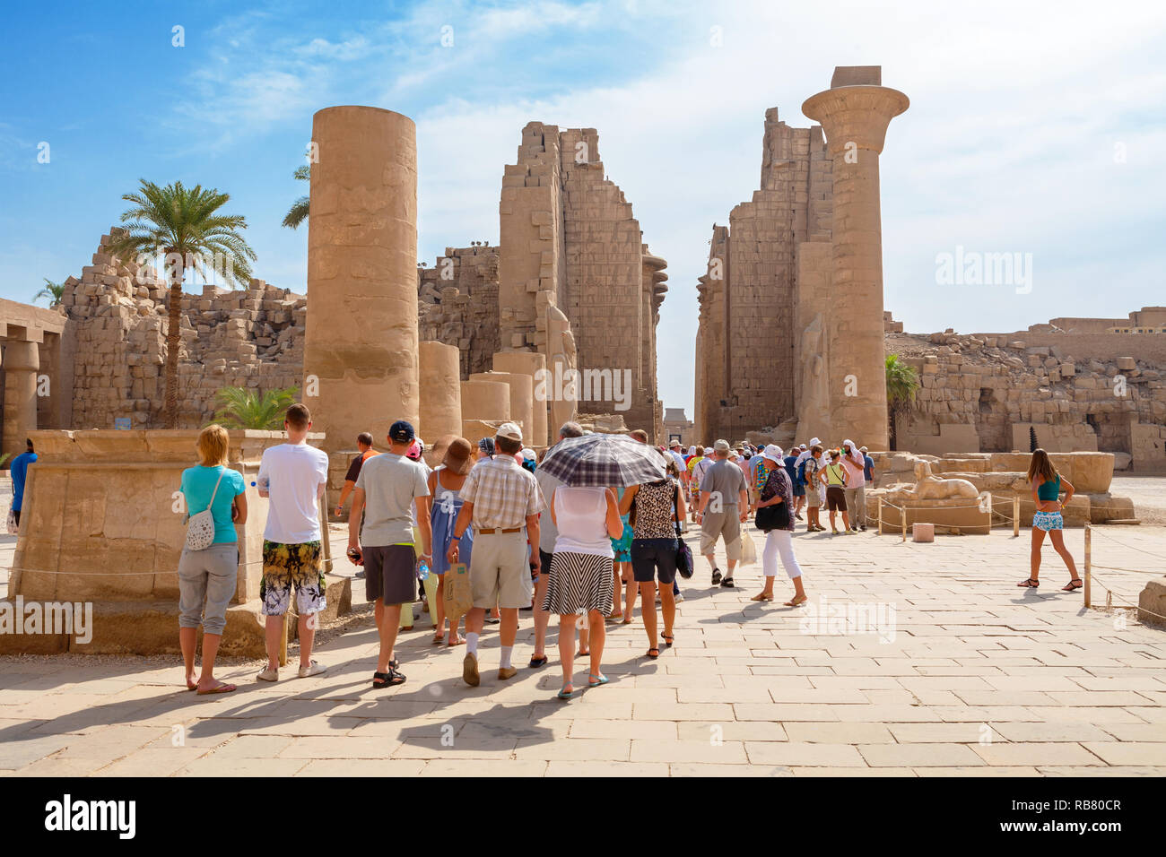Groupe touristique sur une visite guidée dans le Temple de Karnak. Louxor, Egypte Banque D'Images