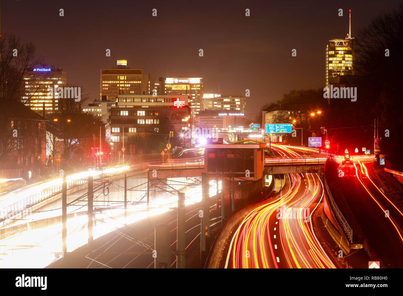 Essen, Rhénanie du Nord-Westphalie, région de la Ruhr, Allemagne - Blue zone écologique, de l'autoroute A40 à la fin de la journée le trafic avec une vue vers la ville c Banque D'Images