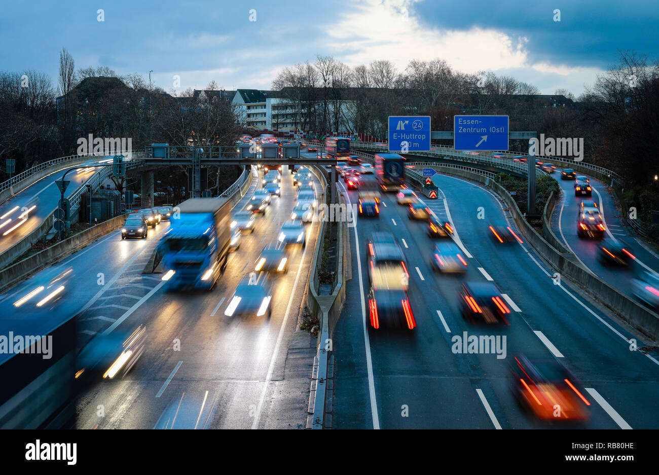 Essen, Rhénanie du Nord-Westphalie, région de la Ruhr, Allemagne - Blue zone écologique, de l'autoroute A40 à la soirée le trafic dans le centre-ville de Essen, ici sur Banque D'Images