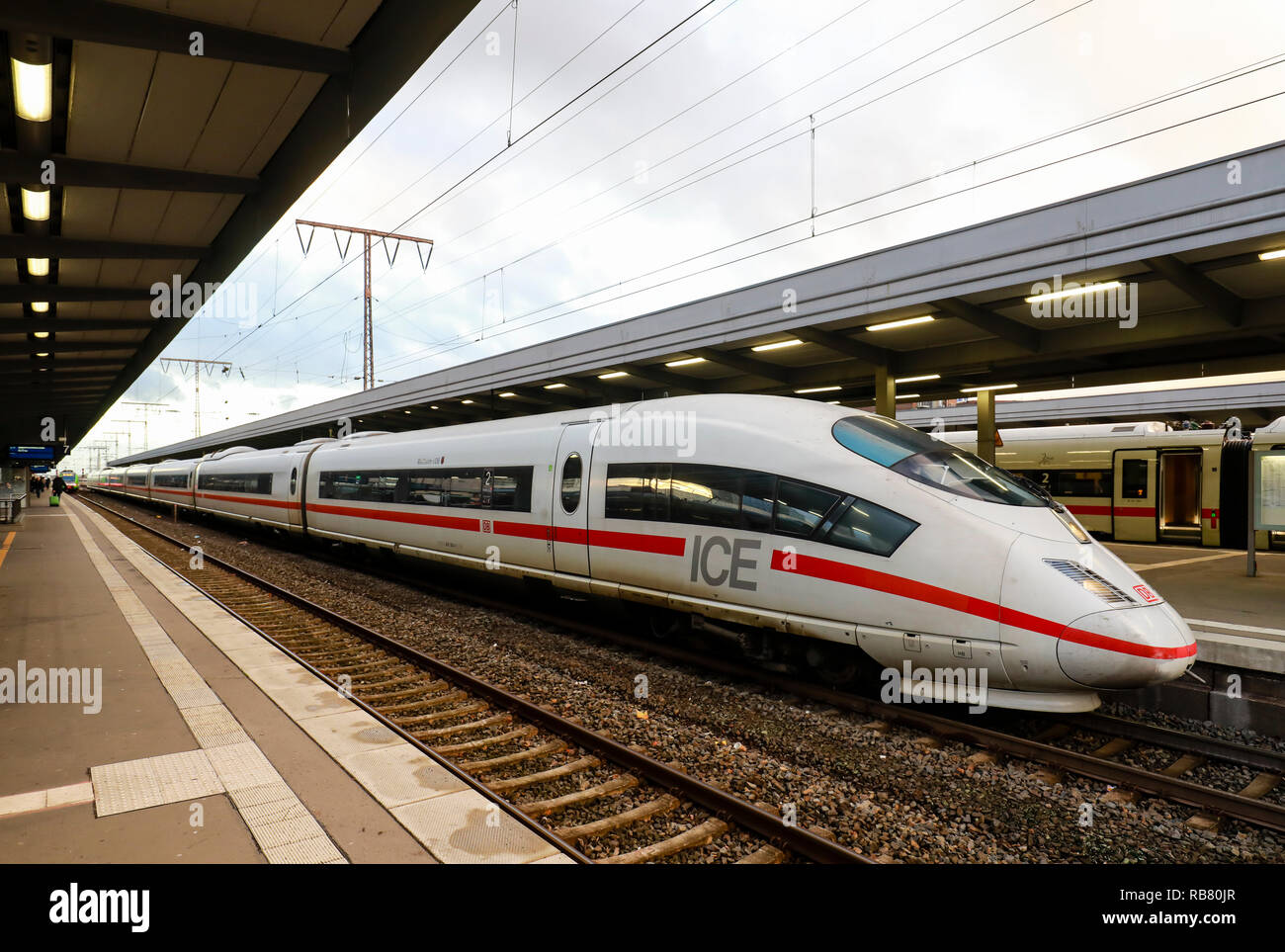 Essen, Rhénanie du Nord-Westphalie, région de la Ruhr, Allemagne - ICE train à la gare centrale d'Essen. Essen, Nordrhein-Westfalen, Deutschland, Ruhr - ICE-Zug Banque D'Images