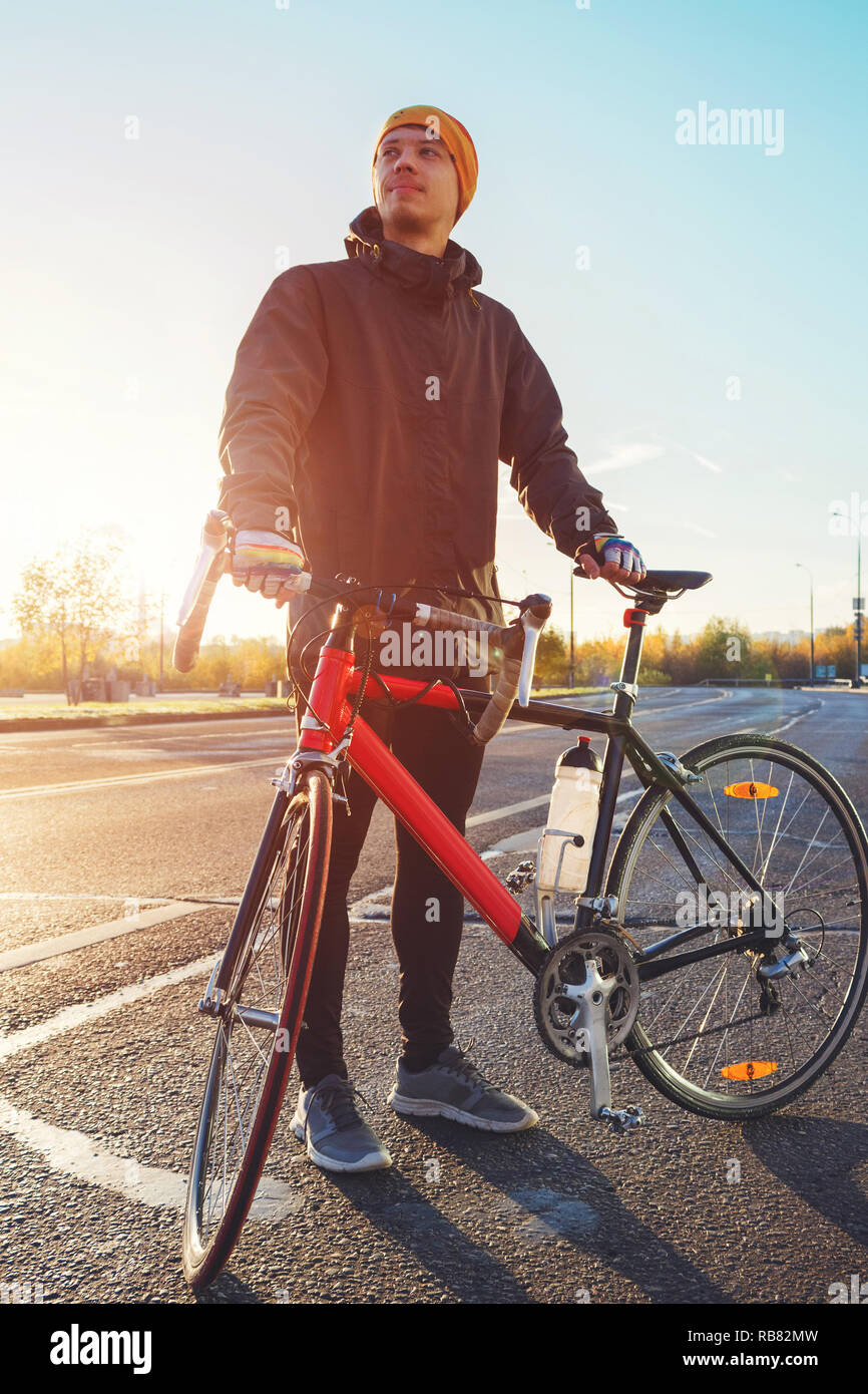 Cycliste avec un vélo de route Banque D'Images