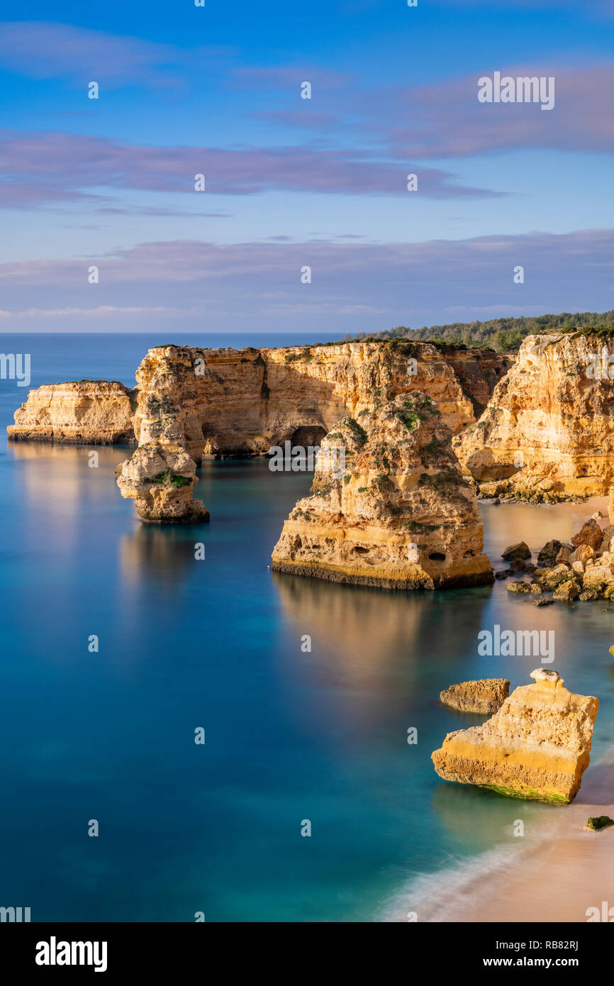 Praia da Marinha Marinha ou plage, Caramujeira, Lagoa, Algarve, Portugal Banque D'Images