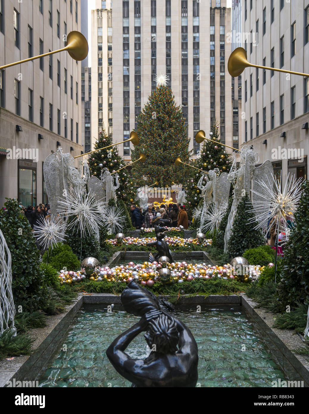 Regardant à travers la bande des anges à l'assemblée annuelle de l'arbre de Noël du Rockefeller Center de Manhattan. C'est peut-être la destination touristique la plus populaire à New York durant la saison de Noël. Banque D'Images