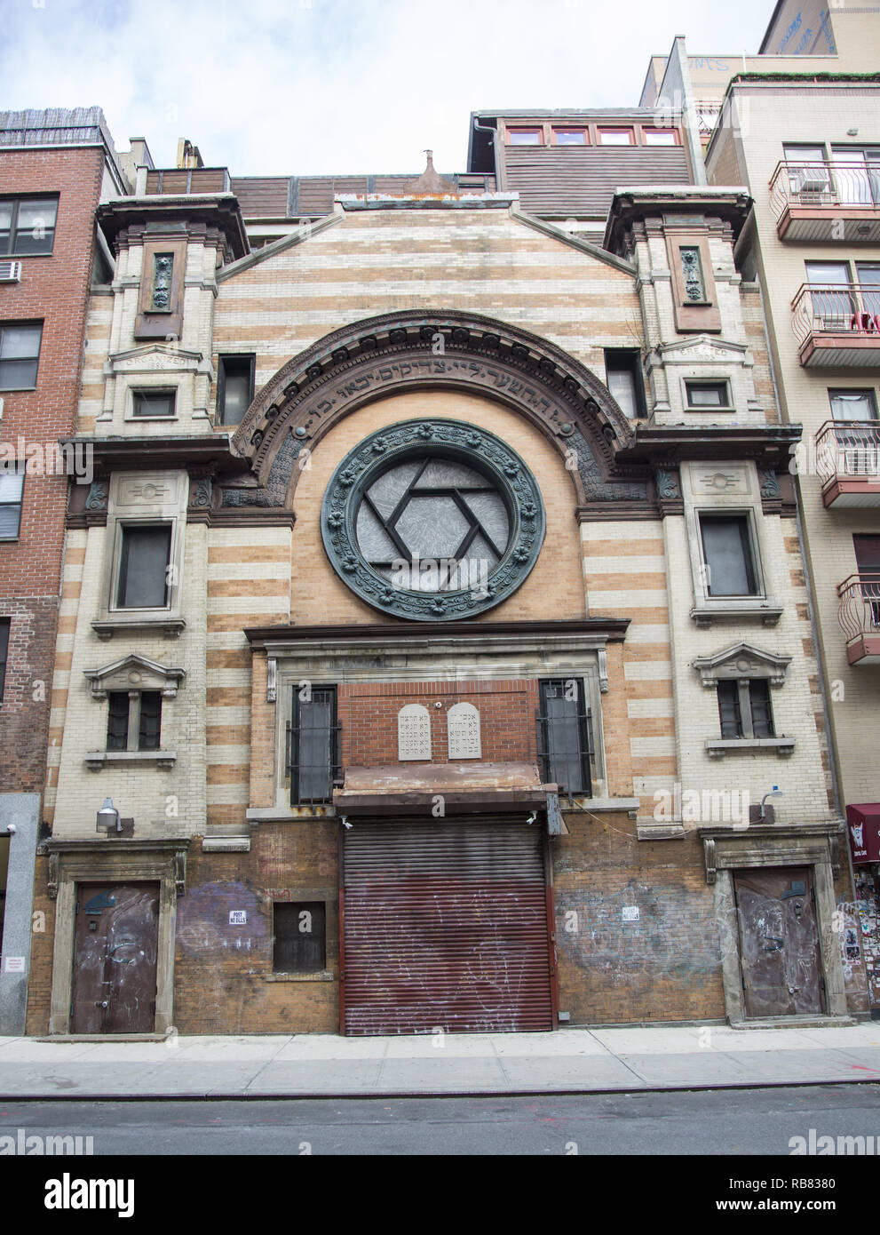 La Congrégation Adath Synagogue dès ta naissance de Jassy est une défunte synagogue construite en 1904 sur Rivington Street près de l'arrêt Eldridge Street dans le Lower East Side de Manhattan, New York. En 1912, un groupe de Juifs polonais de Varsovie a acquis le bâtiment et l'a renommé Erste Warshawer Synagogue. Le style est néo-mauresque de l'architecte Emery Roth. Banque D'Images