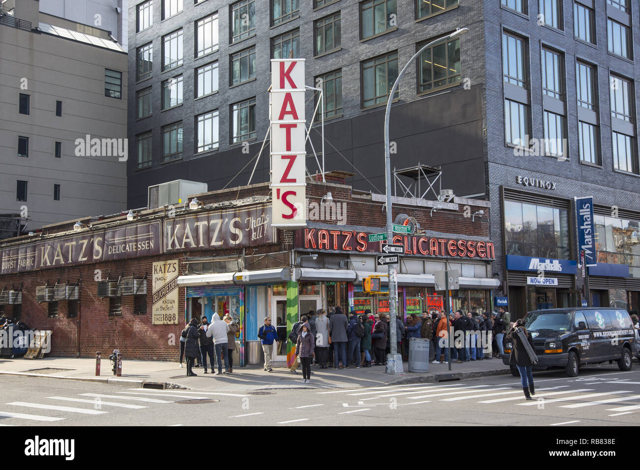Étendre les lignes en bas de la rue le lendemain de Noël pour obtenir une table au célèbre Lower East Side Katz's Delicatessen sur Houston Street à New York. Banque D'Images