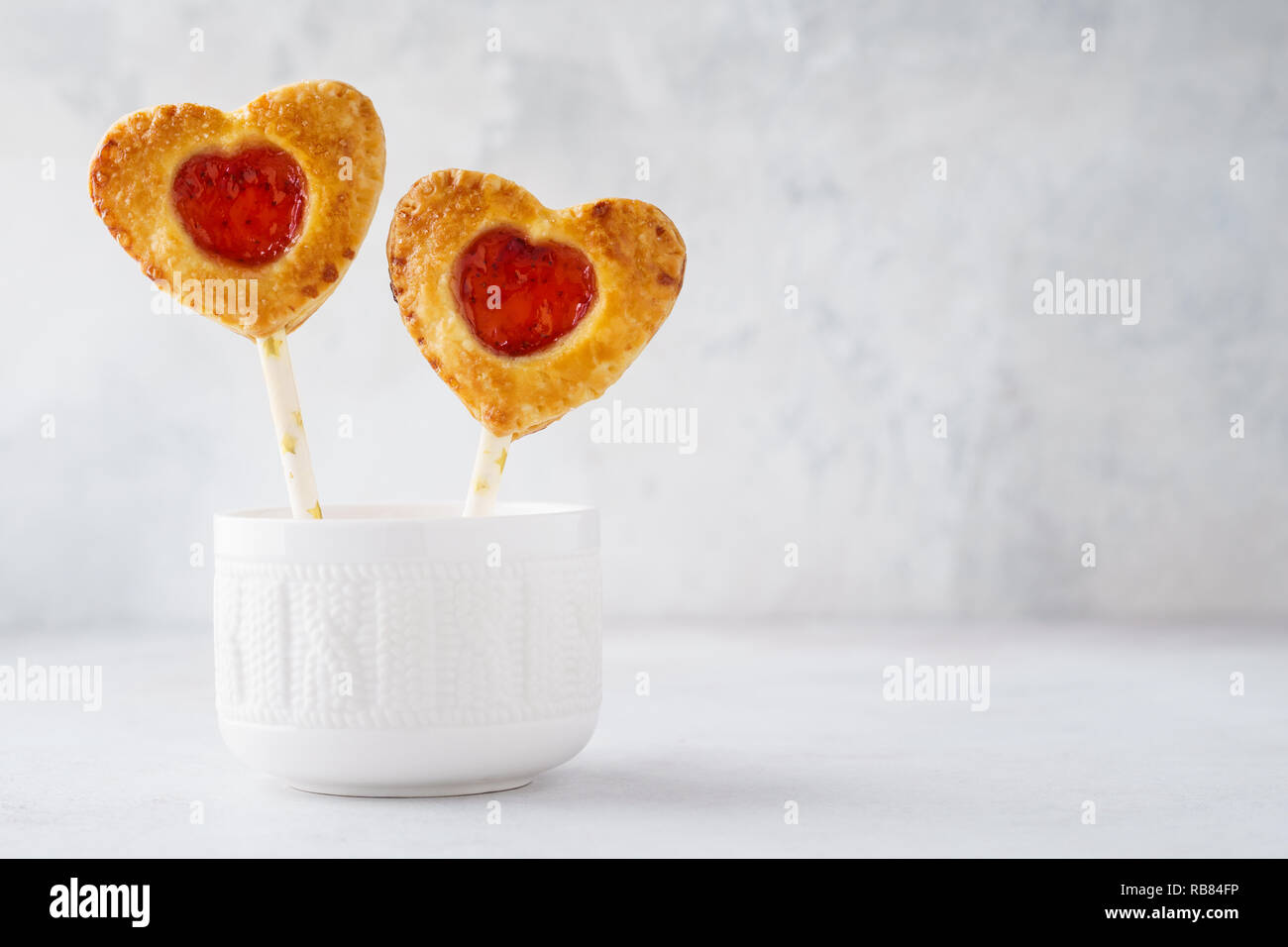Tarte aux fraises en forme de coeur Saint-valentin pop ou cake pops. Concept de dessert. Banque D'Images
