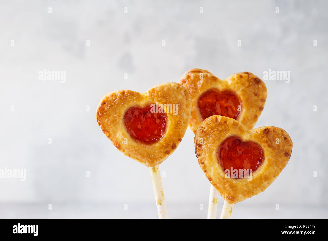 Tarte aux fraises en forme de coeur Saint-valentin pop ou cake pops. Concept de dessert. Banque D'Images