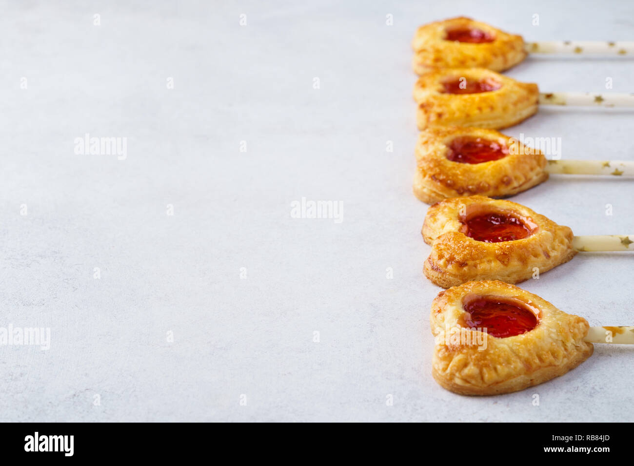 Tarte aux fraises en forme de coeur Saint-valentin pop ou cake pops. Copier l'espace. Banque D'Images