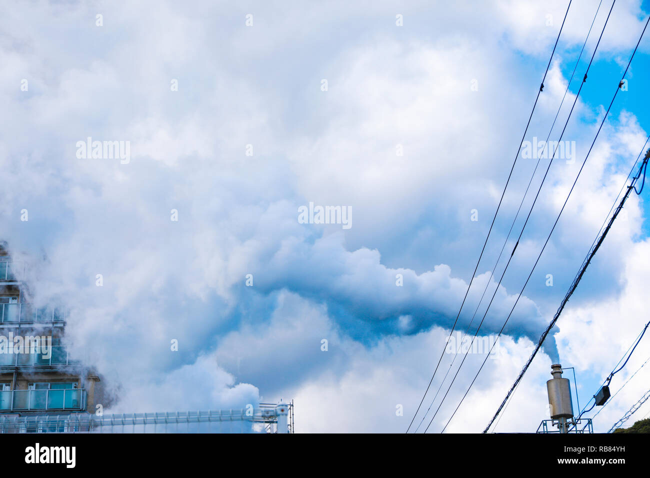 La vapeur chaude larmes hors de la cheminée à partir de la source d'eau chaude des bains à Beppu, Oita, Japon, Kyushu Banque D'Images