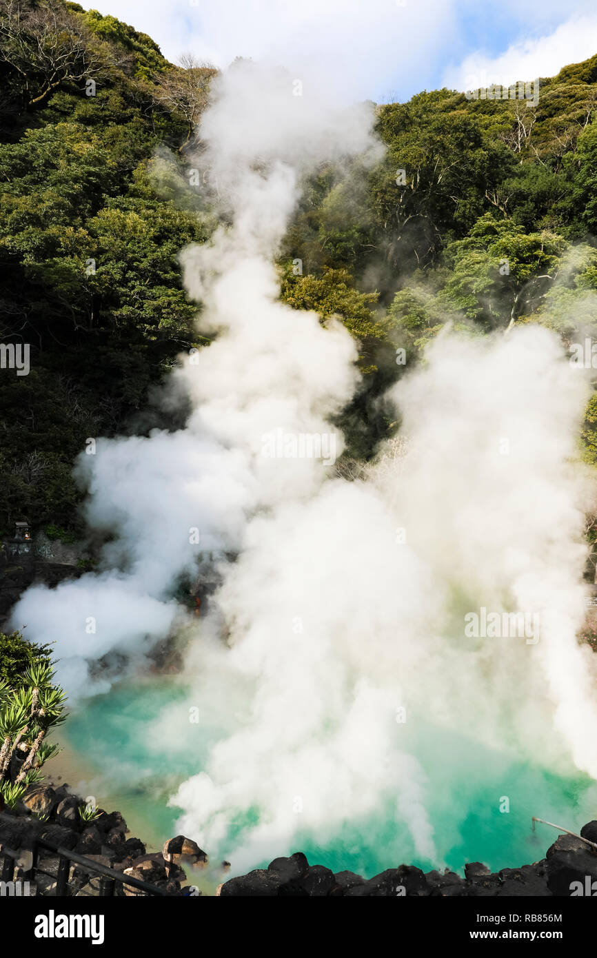 Umi Jigoku (Mer) l'enfer d'eau bleue. L'un des huit hot springs situé à Beppu, Oita, Japon Banque D'Images