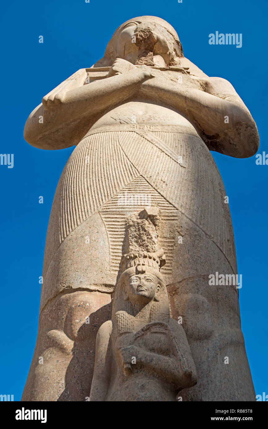 Grande statue de Néfertari à Ancient Egyptian Temple de Karnak à Louxor Banque D'Images