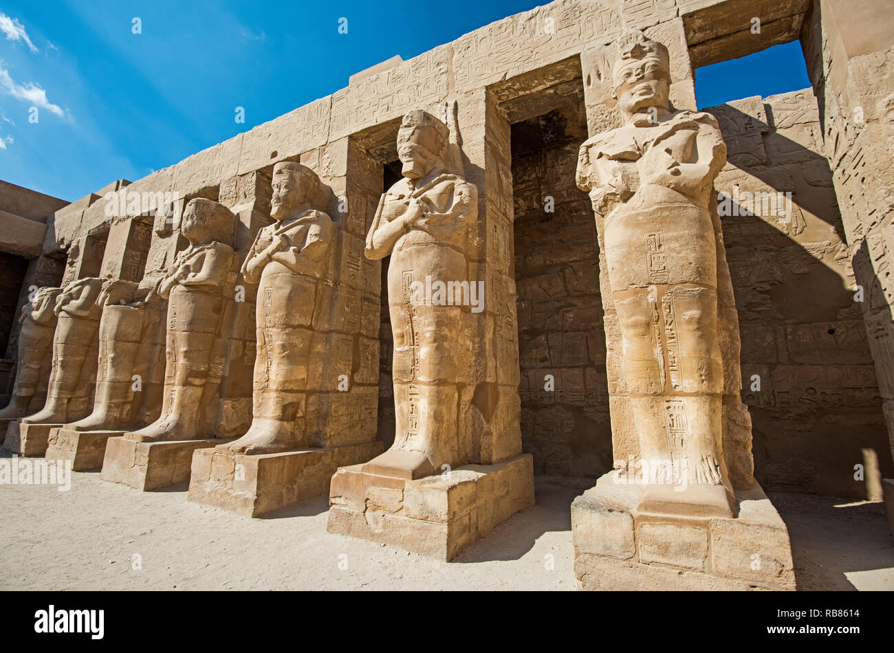 Grande statue de Ramsès III à Karnak égyptien ancien Temple à Louxor Banque D'Images