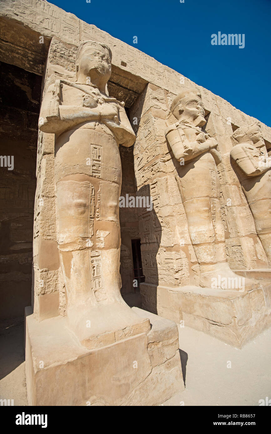 Grande statue de Ramsès III à Karnak égyptien ancien Temple à Louxor Banque D'Images