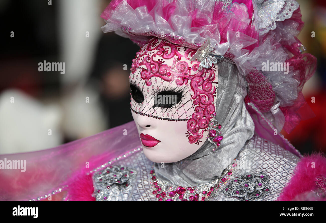 Venezia, VE, Italie - 5 Février 2018 : Femme avec masque au Carnaval de la Place St Marc Banque D'Images