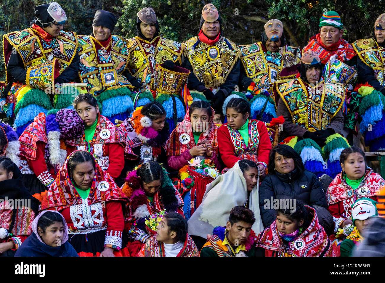 Les danseurs vêtus de costumes colorés assis sur l'estrade, Fiesta del Senor de Choquekilca (Fête de l'Éternel des Choquekilca), Ollantaytambo, Cusco, Banque D'Images