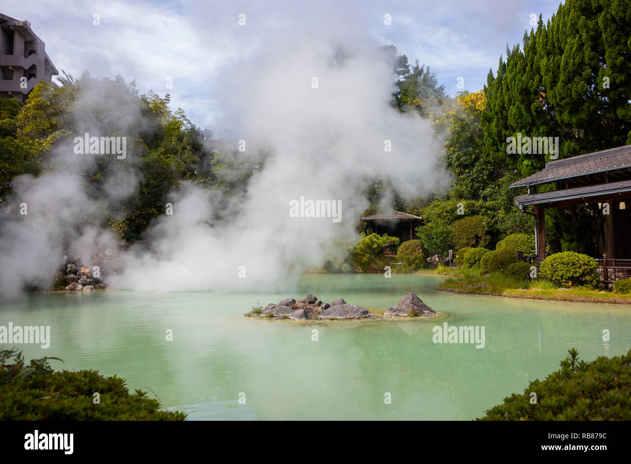 Beppu, Japon - 2 novembre, 2018 : Tatsumaki Jigoku, géothermique extérieure, sur l'enfer tour à Beppu Banque D'Images